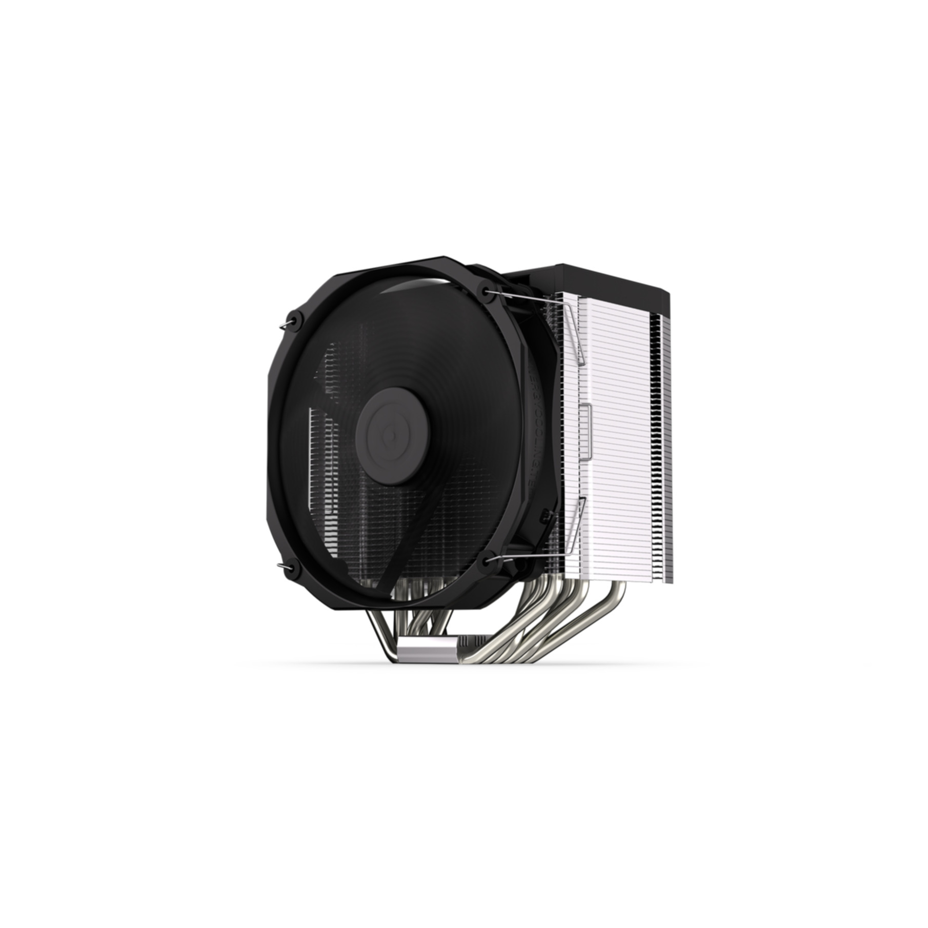 Schwarzer CPU-Kühler mit silbernen Heatpipes und Lüfter.