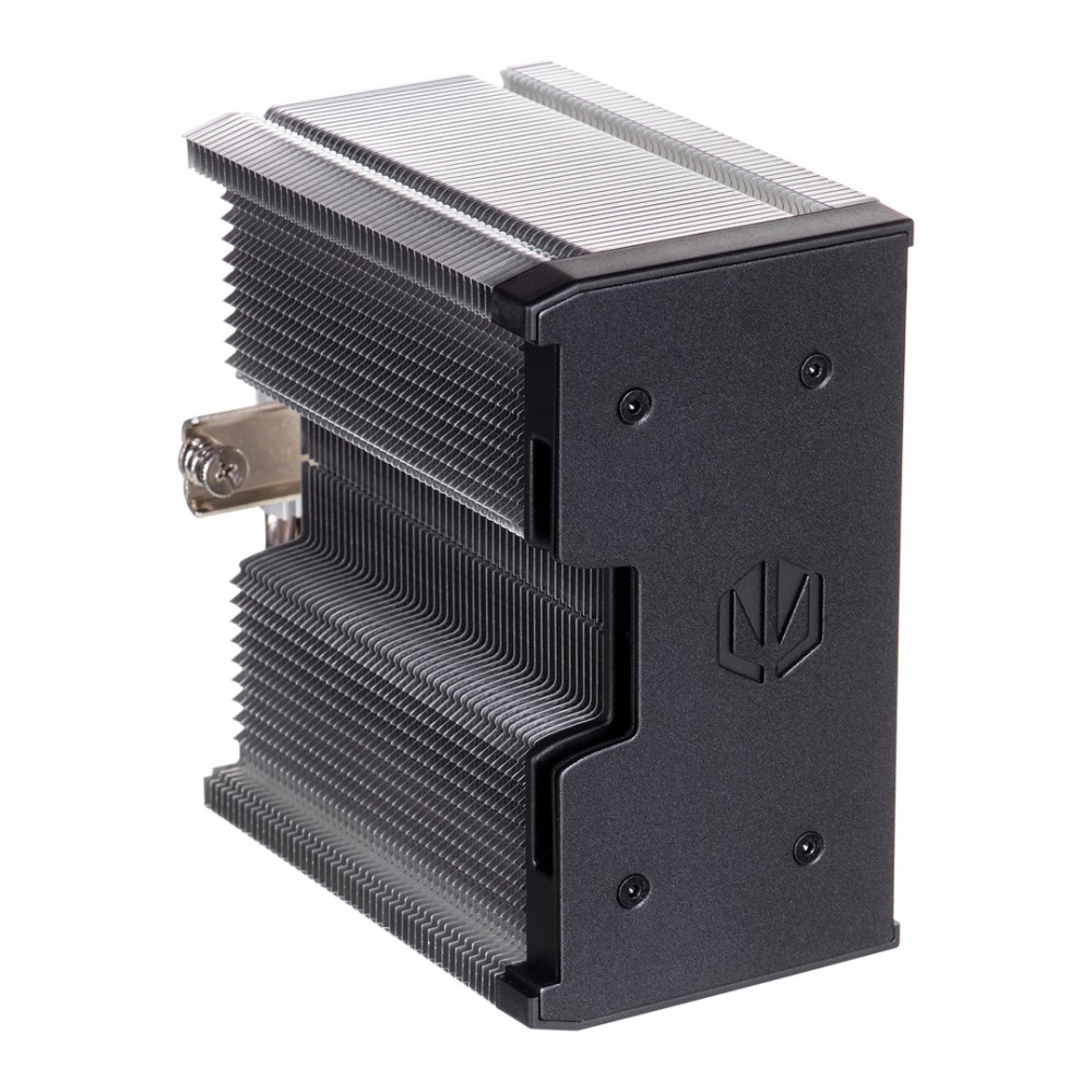 Schwarzer CPU-Kühler mit Aluminiumlamellen, Metallklammer und Logo.