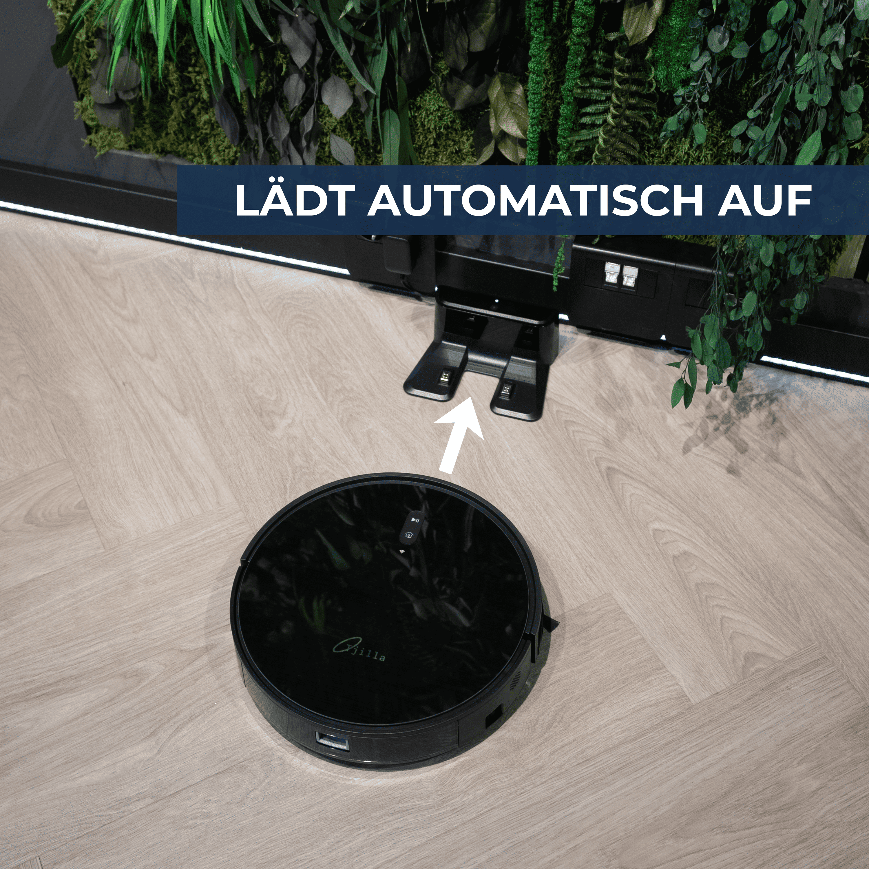 Ein schwarzer Saugroboter fährt auf eine Ladestation zu.