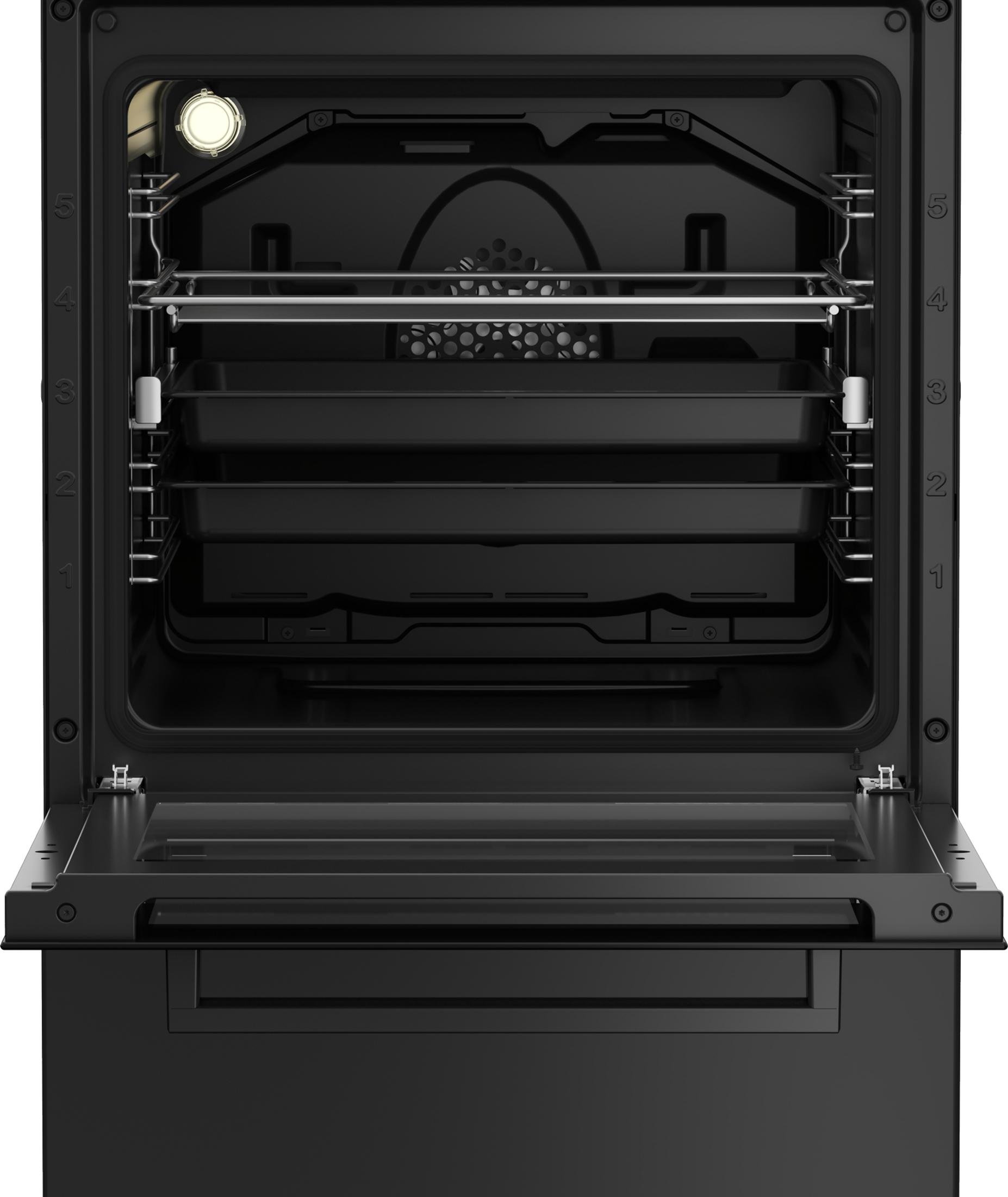 Un forno da incasso nero con porta aperta, interno visibile, griglie e teglie.