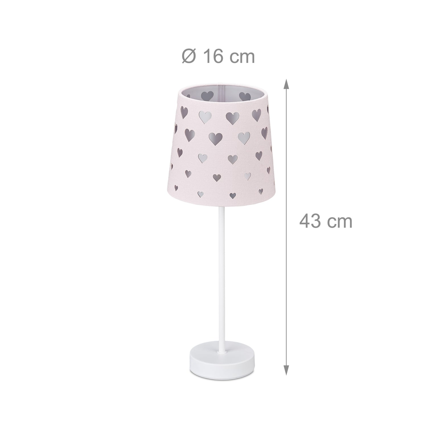 Una lámpara de pie blanca con pantalla decorada con corazones recortados.