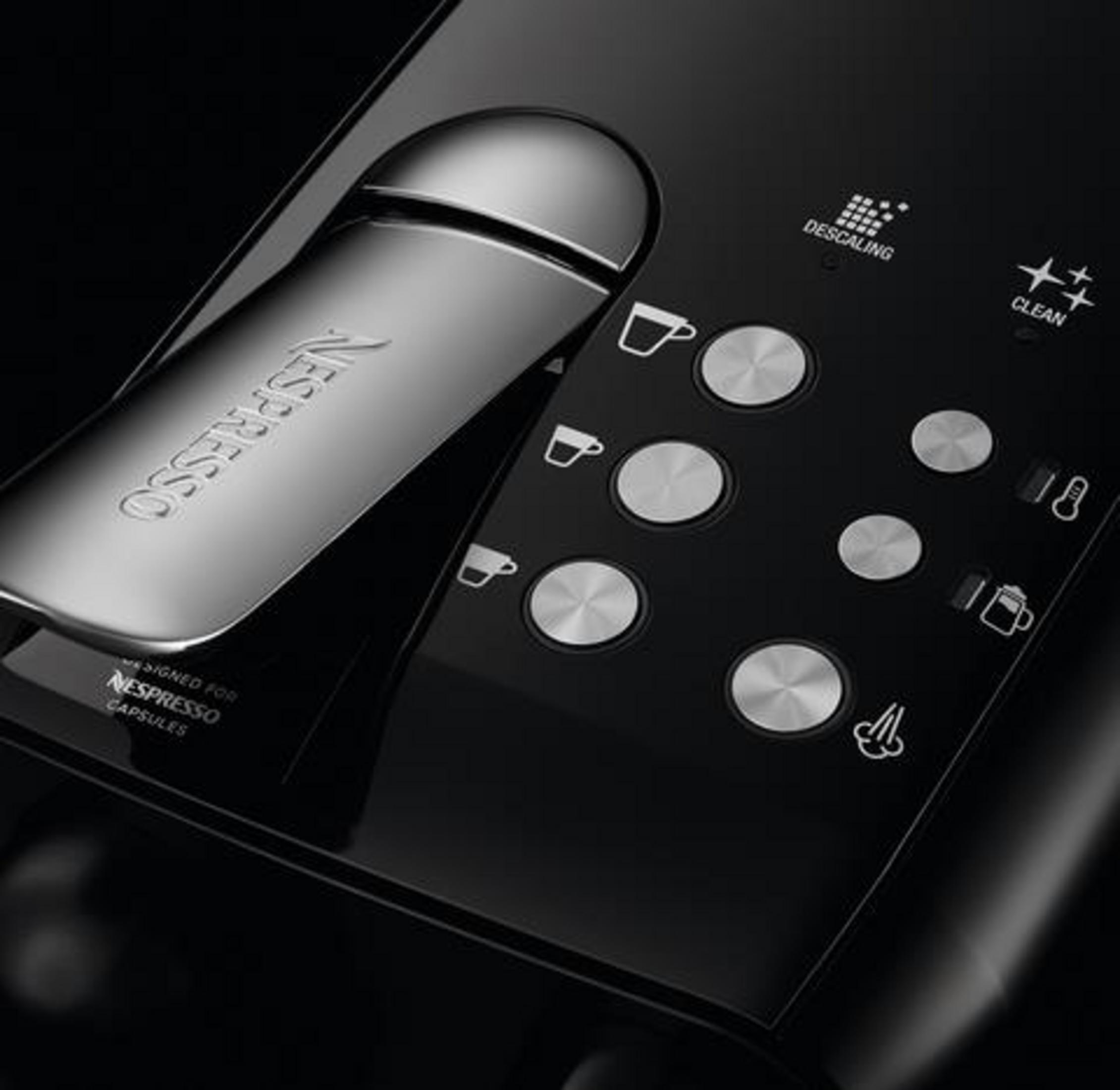 Nahaufnahme einer schwarzen Kaffeemaschine mit Nespresso-Logo und Bedientasten.