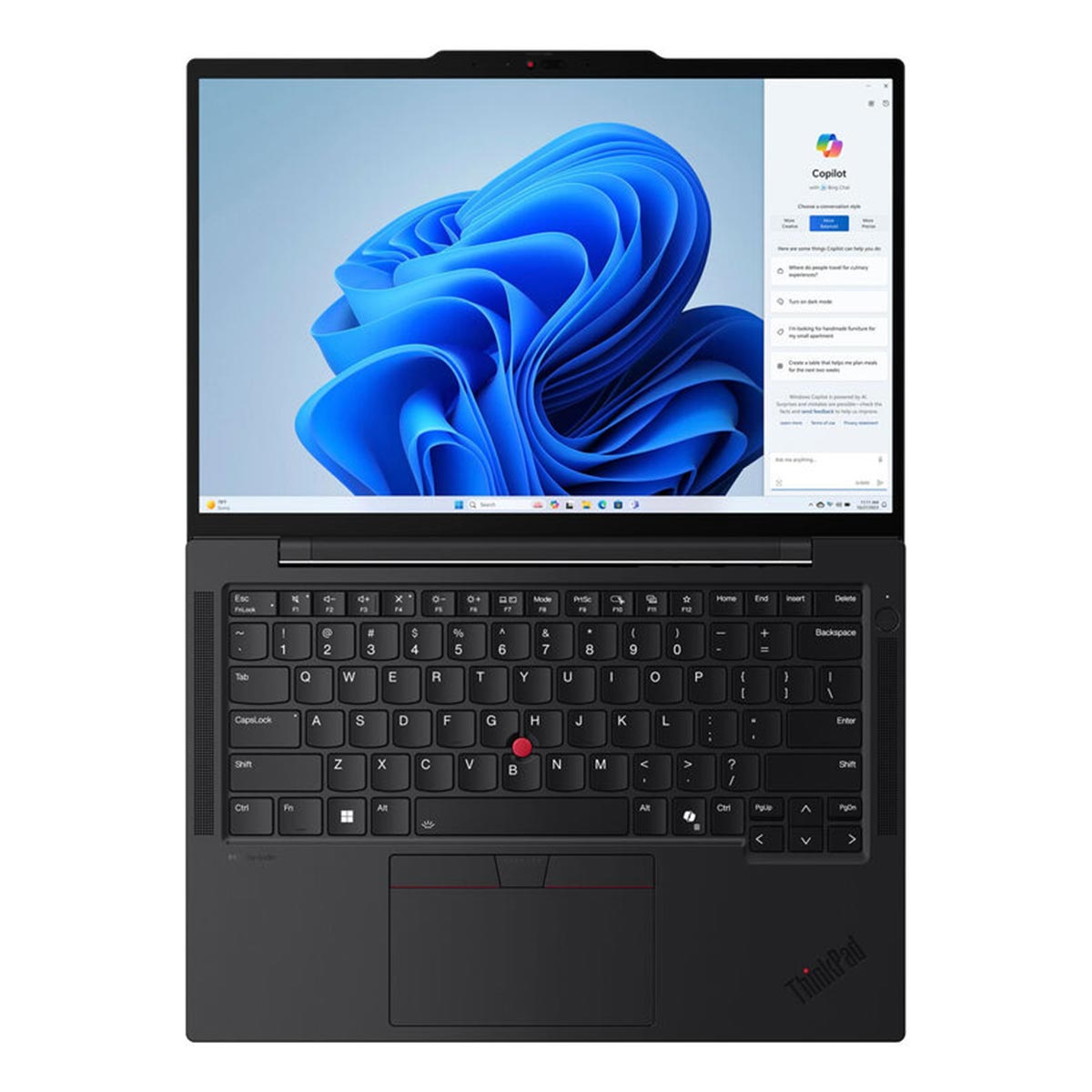 Czarny laptop z podświetlaną klawiaturą i niebieską tapetą na ekranie.