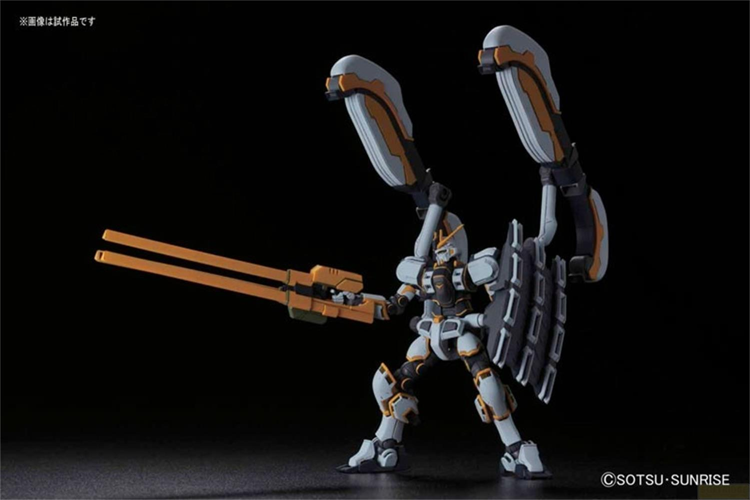 Ein weißer und grauer Roboter mit orangen Akzenten hält eine große Waffe.