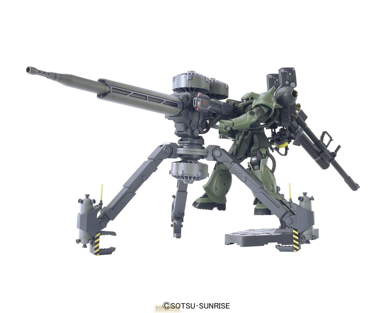 Grüner Mech mit großem Gewehr auf einem Ständer, weißer Hintergrund.