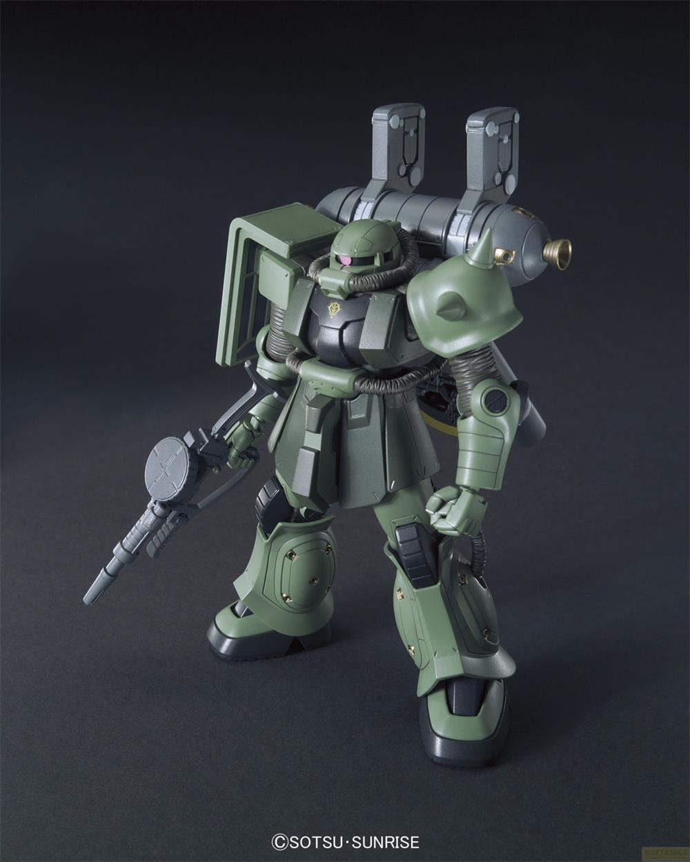 Grüner Zaku-Roboter mit Gewehr und Raketenrucksack auf dunklem Hintergrund.