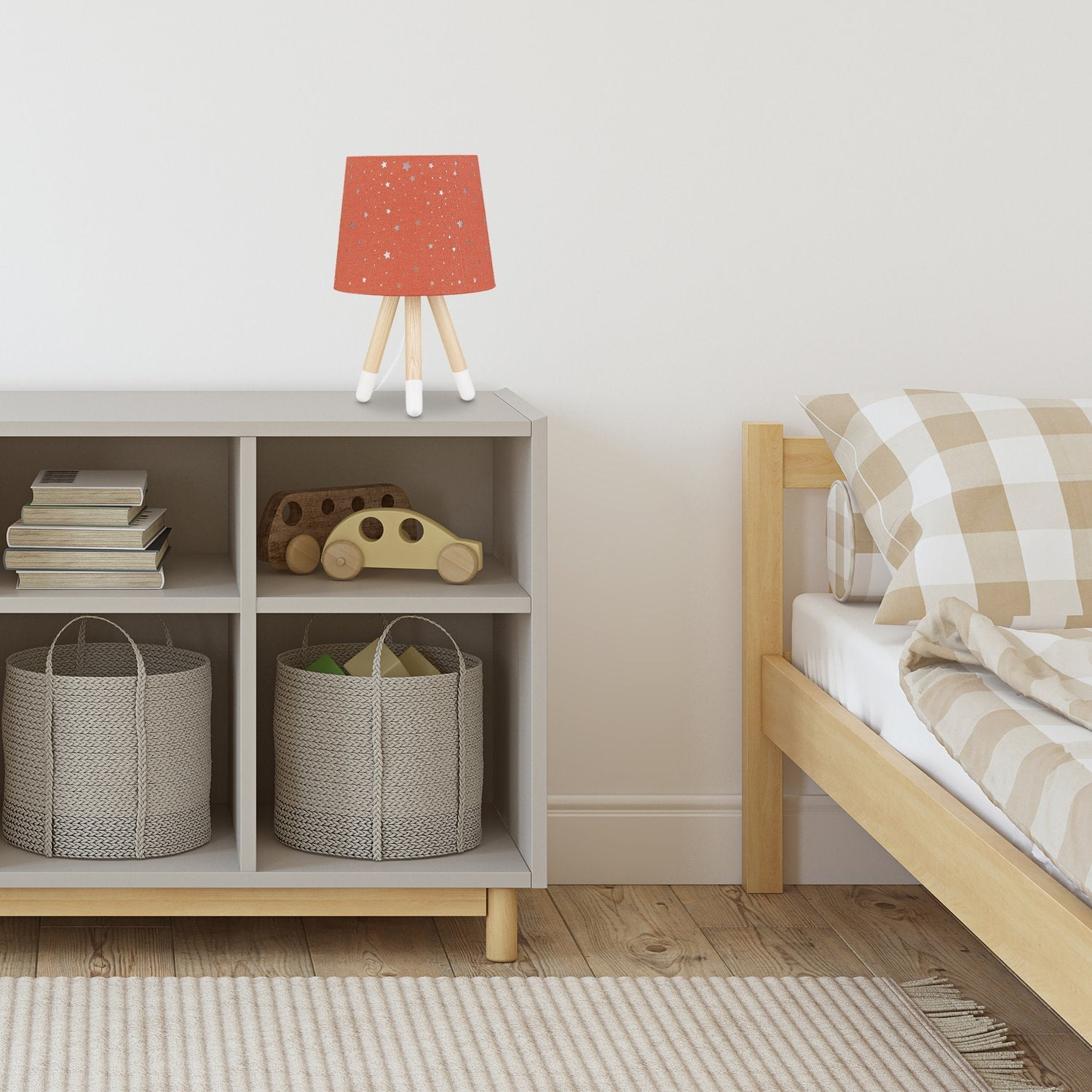 Dormitorio infantil con cama, estantería y lámpara.