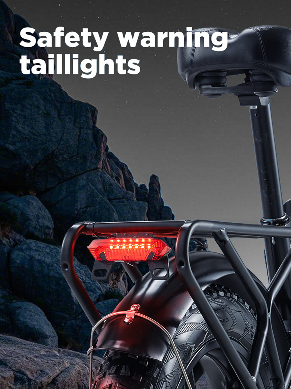 La luce posteriore di una bicicletta con LED rossi si illumina su uno sfondo roccioso di notte.