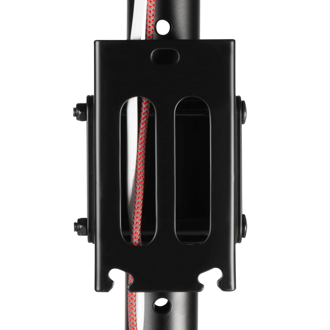 Czarny metalowy wspornik z dwoma szczelinami, przez które przechodzi czerwono-szara lina.
