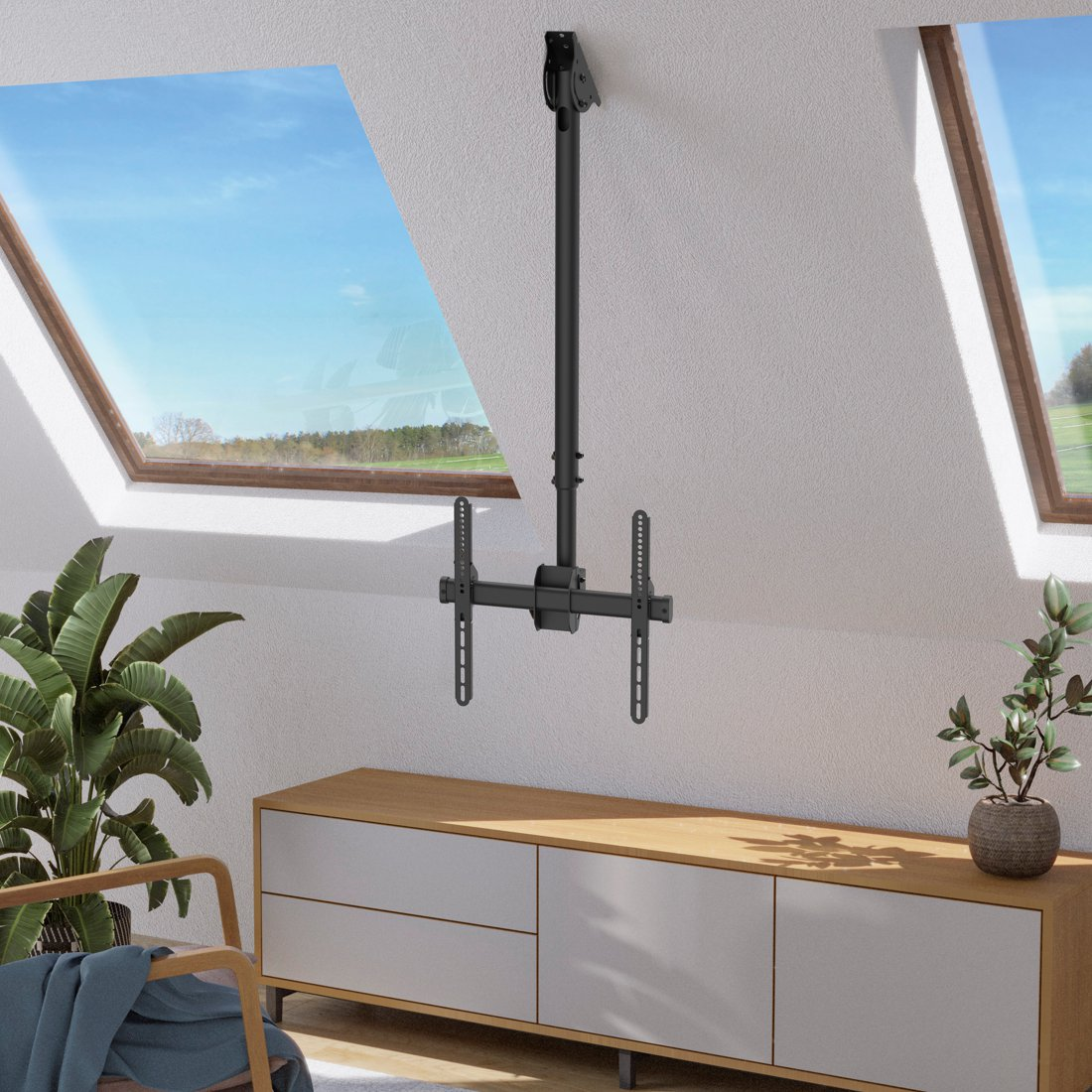 Czarny uchwyt sufitowy do telewizora, zamontowany na pochyłej ścianie poddasza.