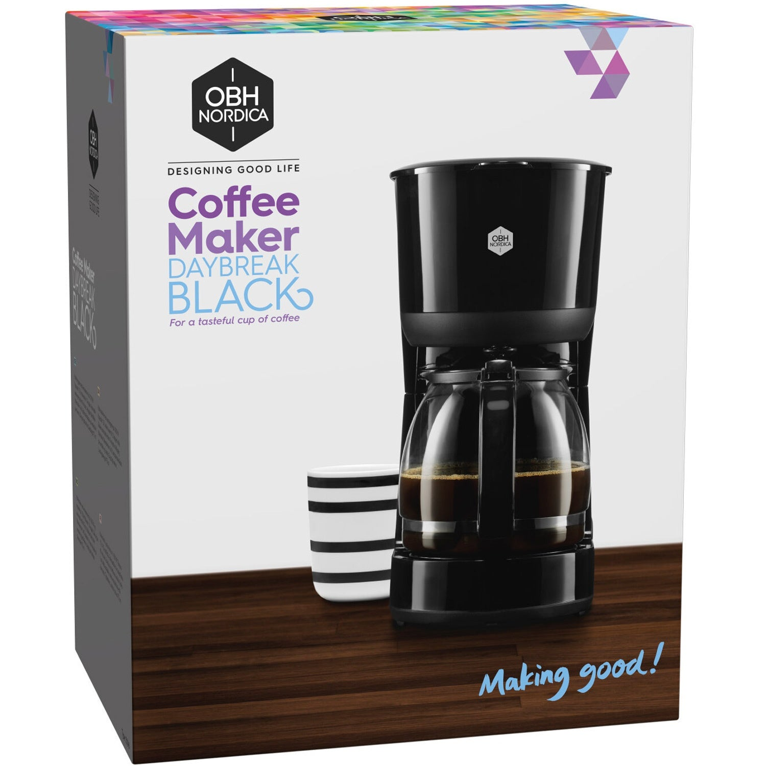 Cafetera negra con jarra de cristal, taza y superficie de madera.
