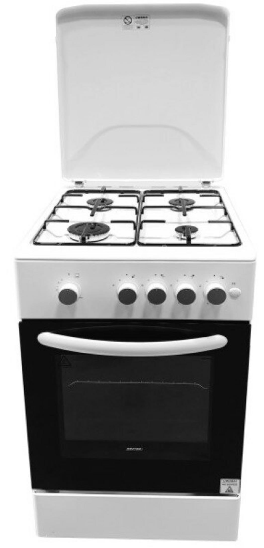 Biała kuchenka gazowa z czarnymi drzwiczkami piekarnika i podniesioną pokrywą.