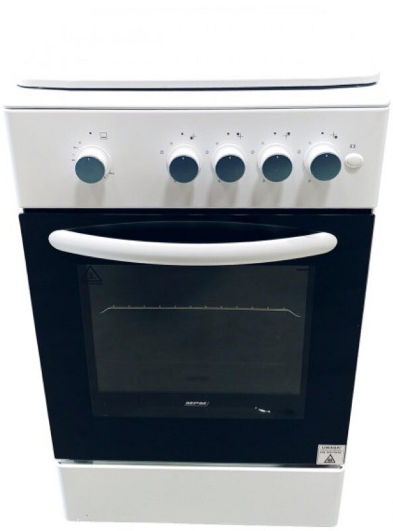 Wolnostojący biały piekarnik z czarnymi drzwiami szklanymi i srebrną rączką.