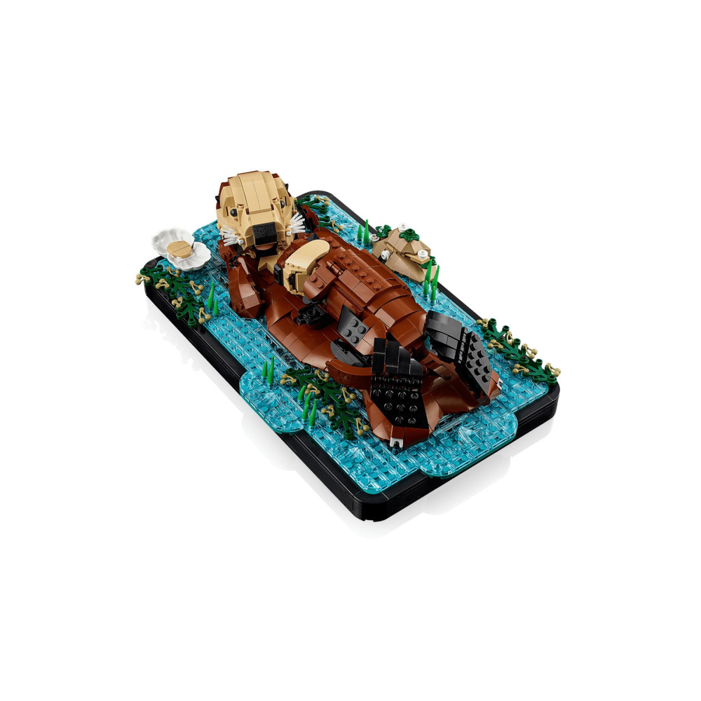 Lego wydra na niebieskiej wodzie z muszlą i roślinami. Realistyczna.
