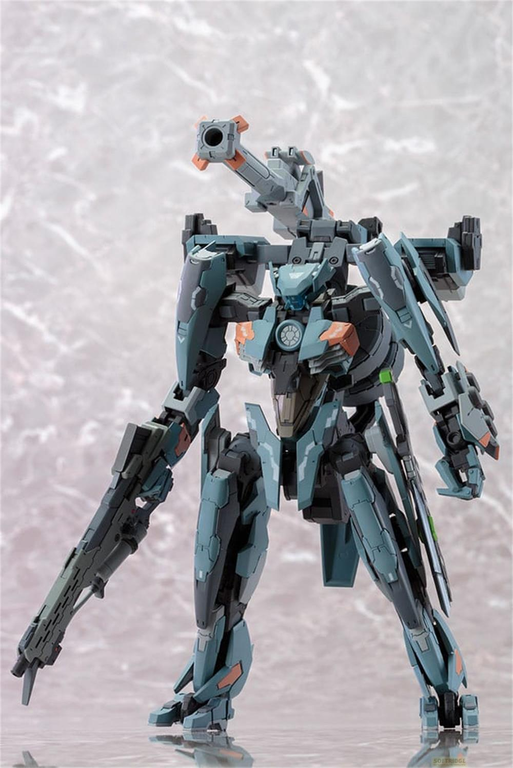 Ein blauer und grauer Mech mit Waffe und offenem Arm, vor einem Marmorhintergrund.