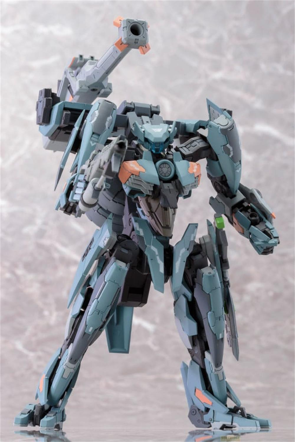 Ein detaillierter blauer Roboter mit Waffen und orangen Akzenten steht.