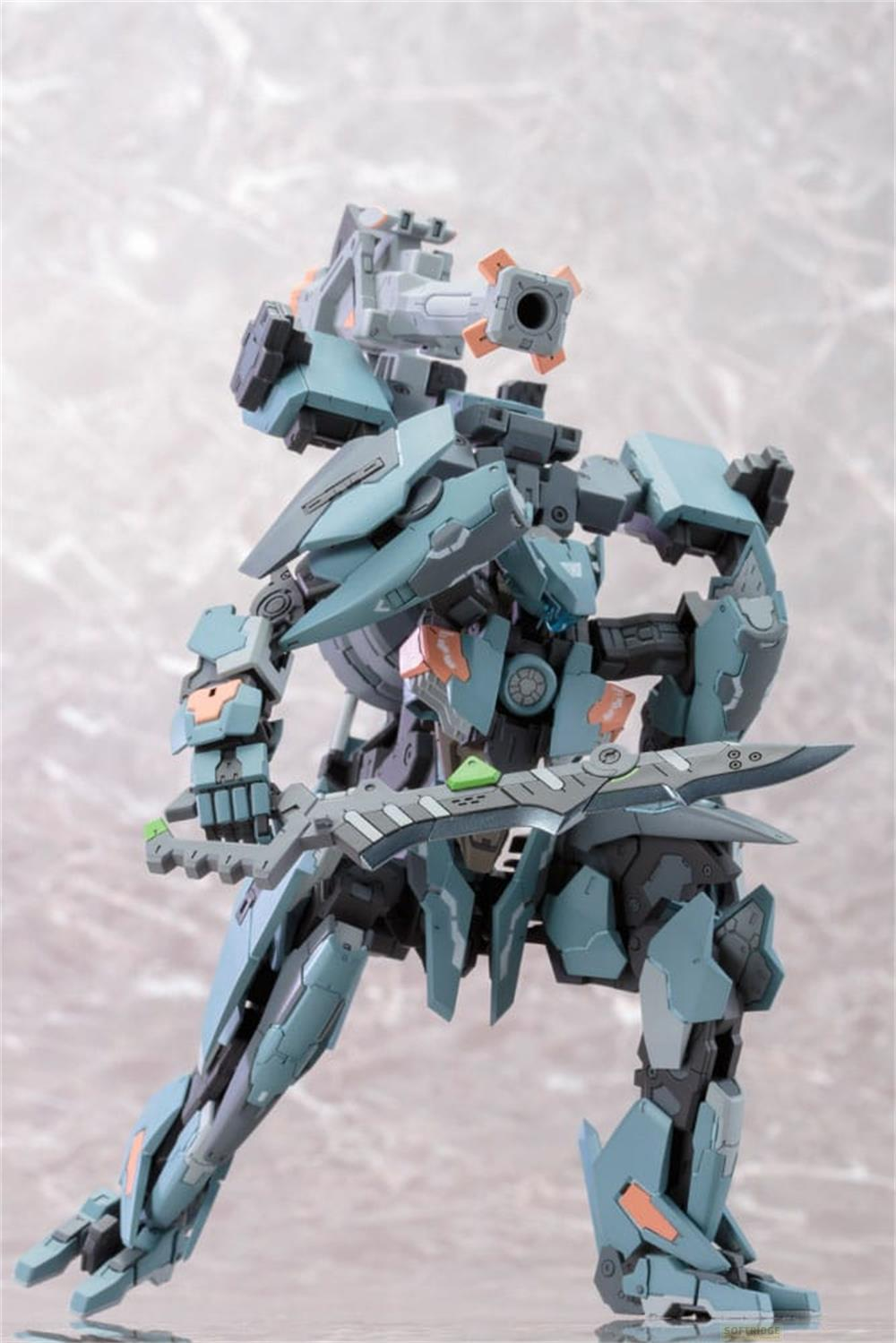 Ein detailliertes Modell eines graublauen Mecha mit Waffen und detaillierter Panzerung.