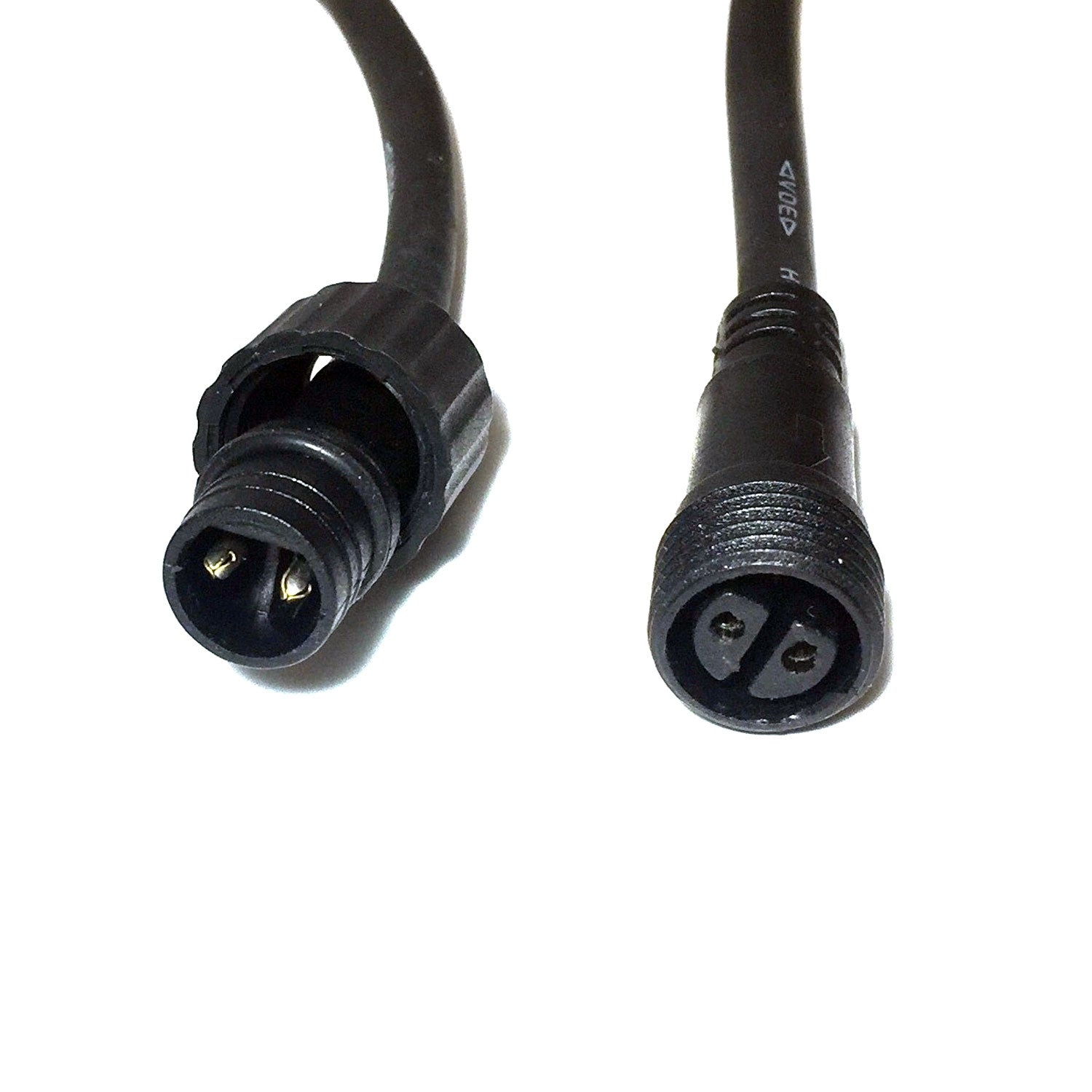 Twee zwarte kabelconnectoren met elk twee pinnen op een witte achtergrond.