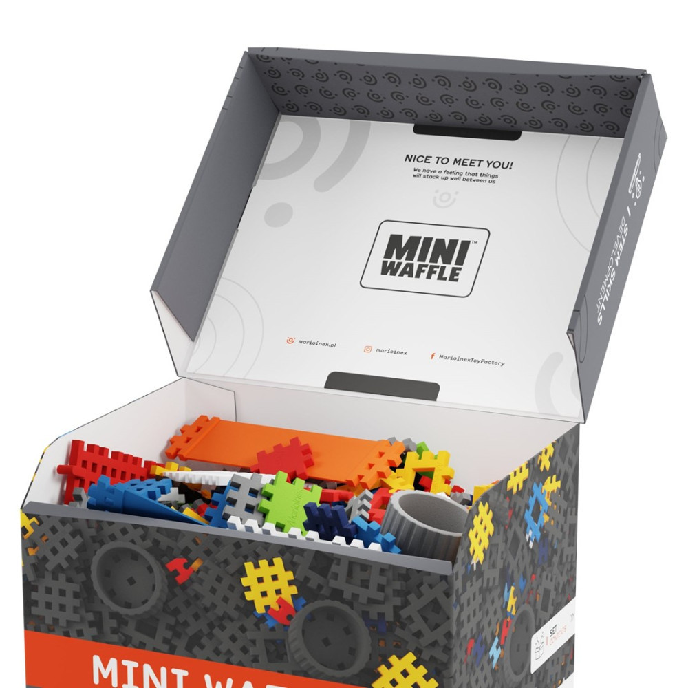 Otwarty karton z kolorowymi klockami i logo 'MINI WAFFLE'.