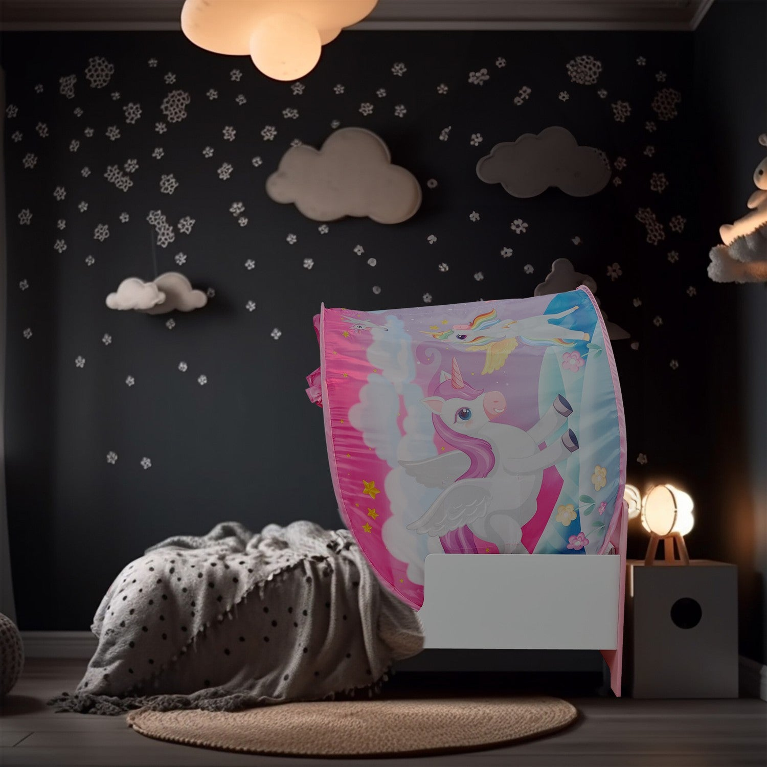 Habitación infantil con cama y ropa de cama temática de unicornio.