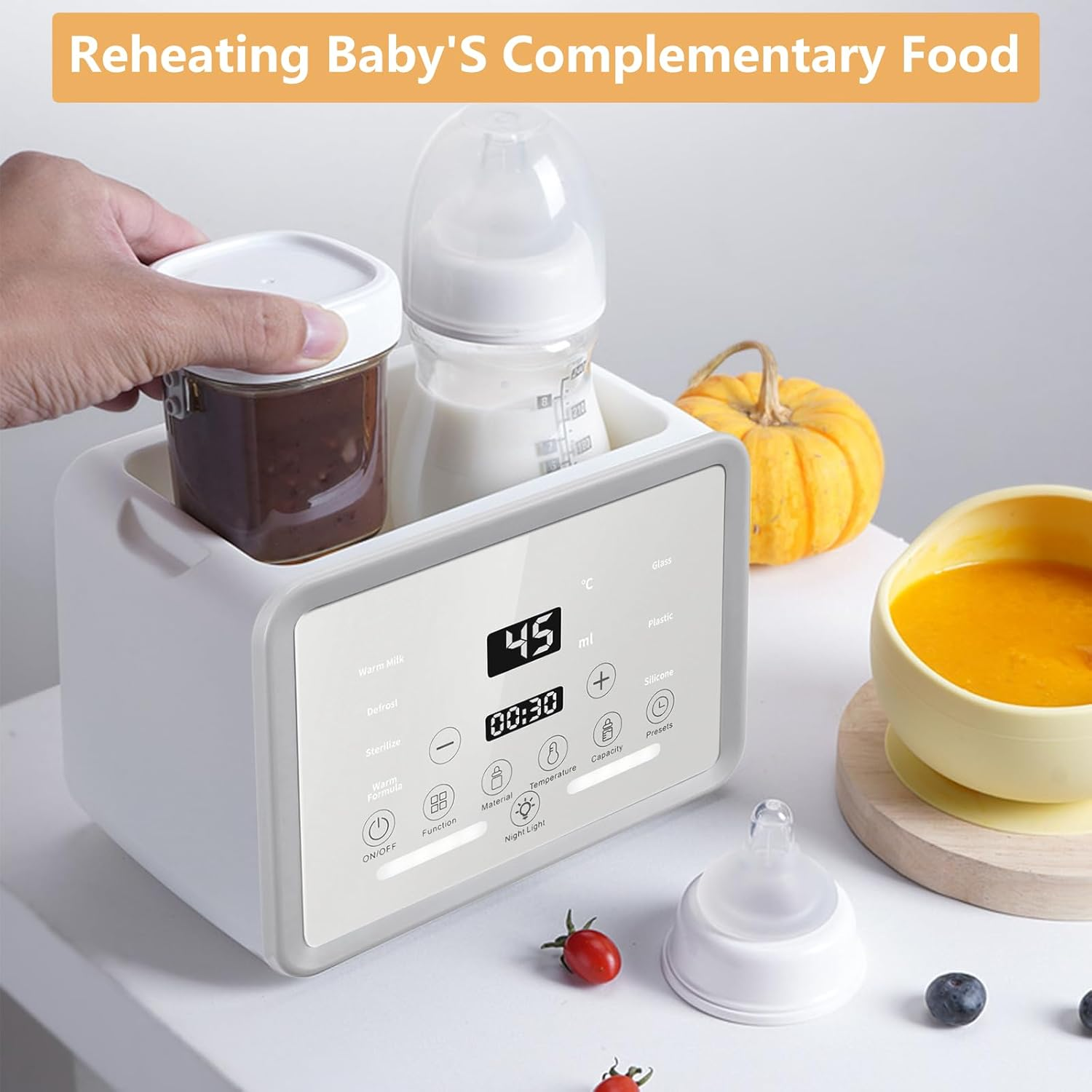 Ein Babyflaschenwärmer mit Glas, Flasche, Kürbis und Schale mit Brei.