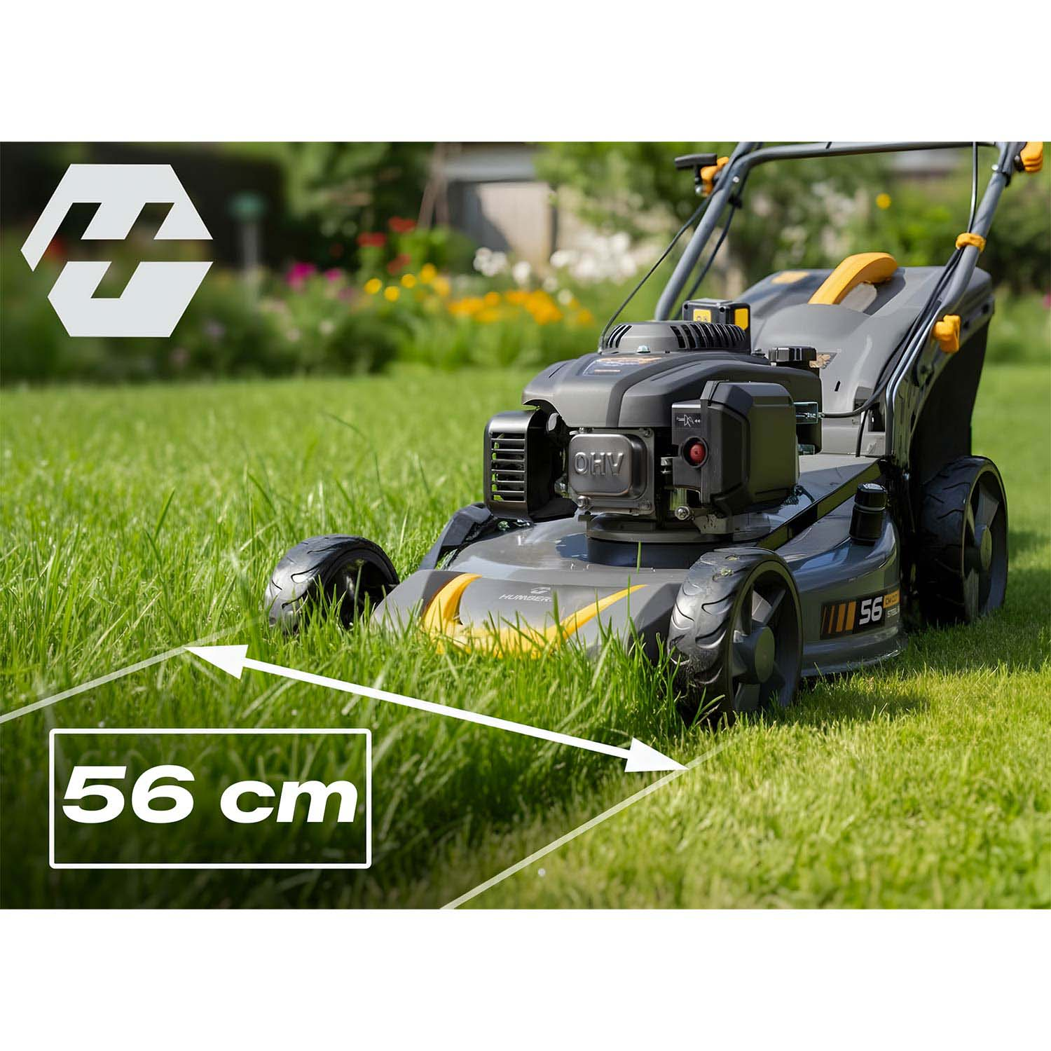 Kosiarka z oznaczeniem "56 cm" stoi na zielonym trawniku.