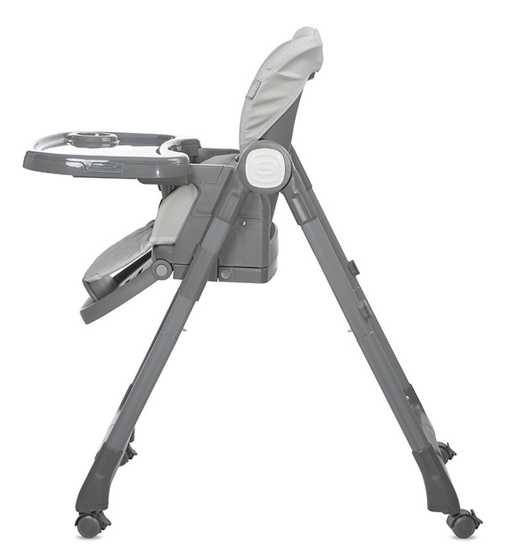 Grauer Hochstuhl mit abnehmbarem Tablett und Rädern.