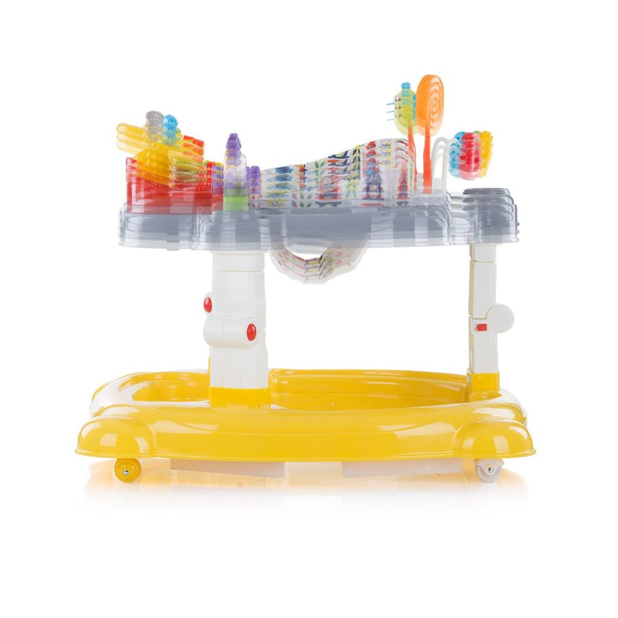 Ein gelber Kinderwagen mit bunten Spielzeugen und Rädern auf weißem Hintergrund.