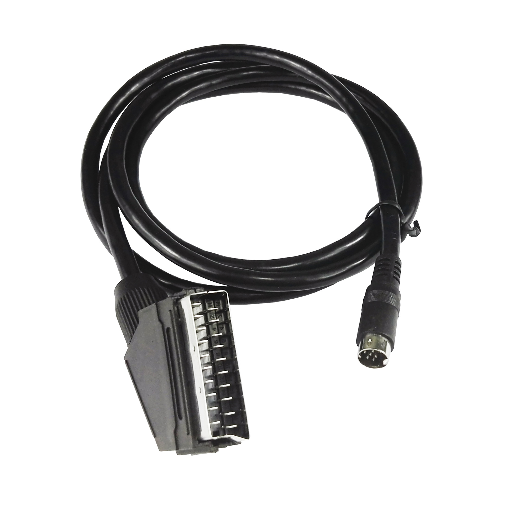 Schwarzes Kabel mit SCART- und Mini-DIN-Stecker auf weißem Hintergrund.