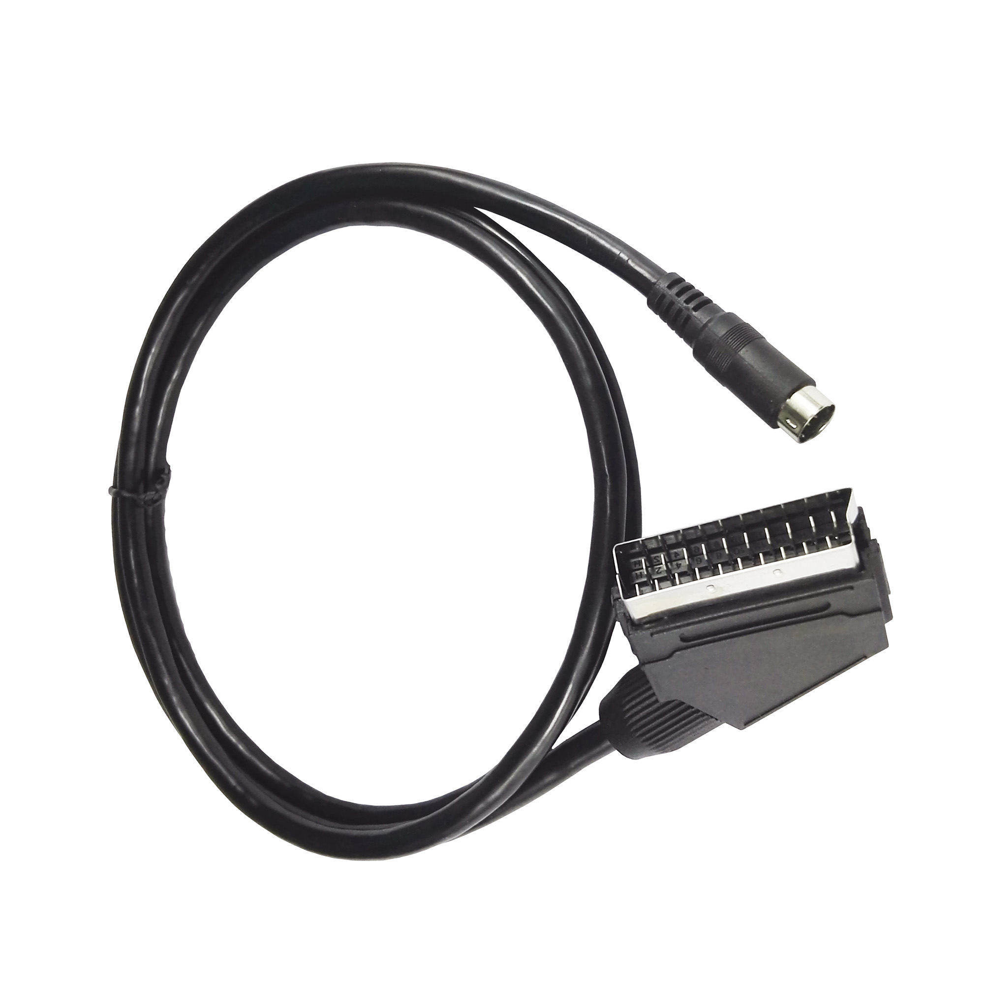 Ein schwarzes Kabel mit einem SCART- und einem runden Stecker.