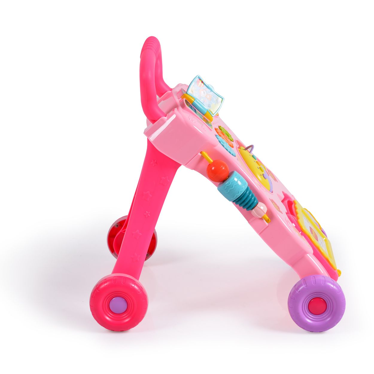 Ein rosafarbener Lauflernwagen mit Spielzeug und Rädern, auf weißem Hintergrund.