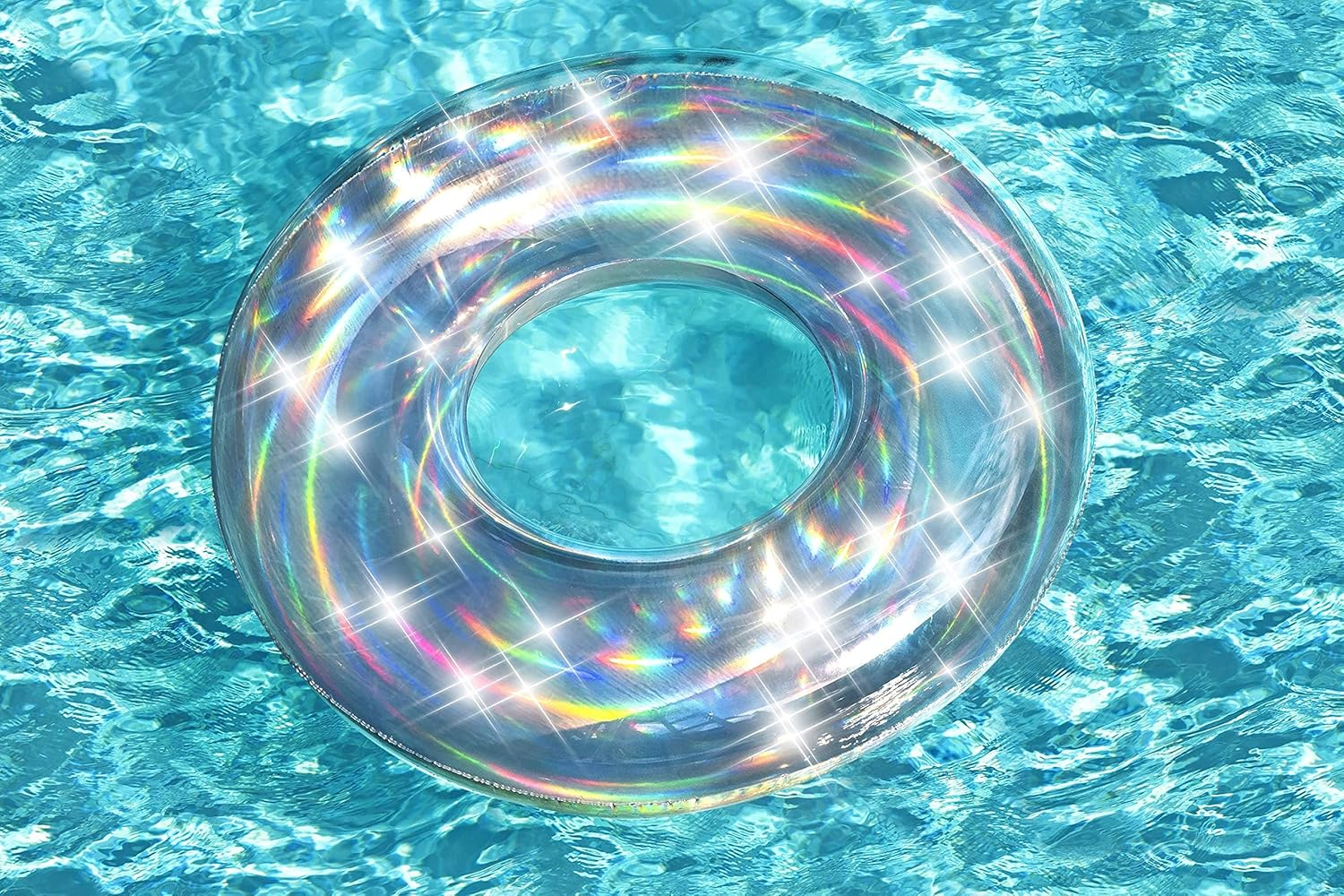 Ein glitzernder aufblasbarer Ring schwimmt in blauem Poolwasser.