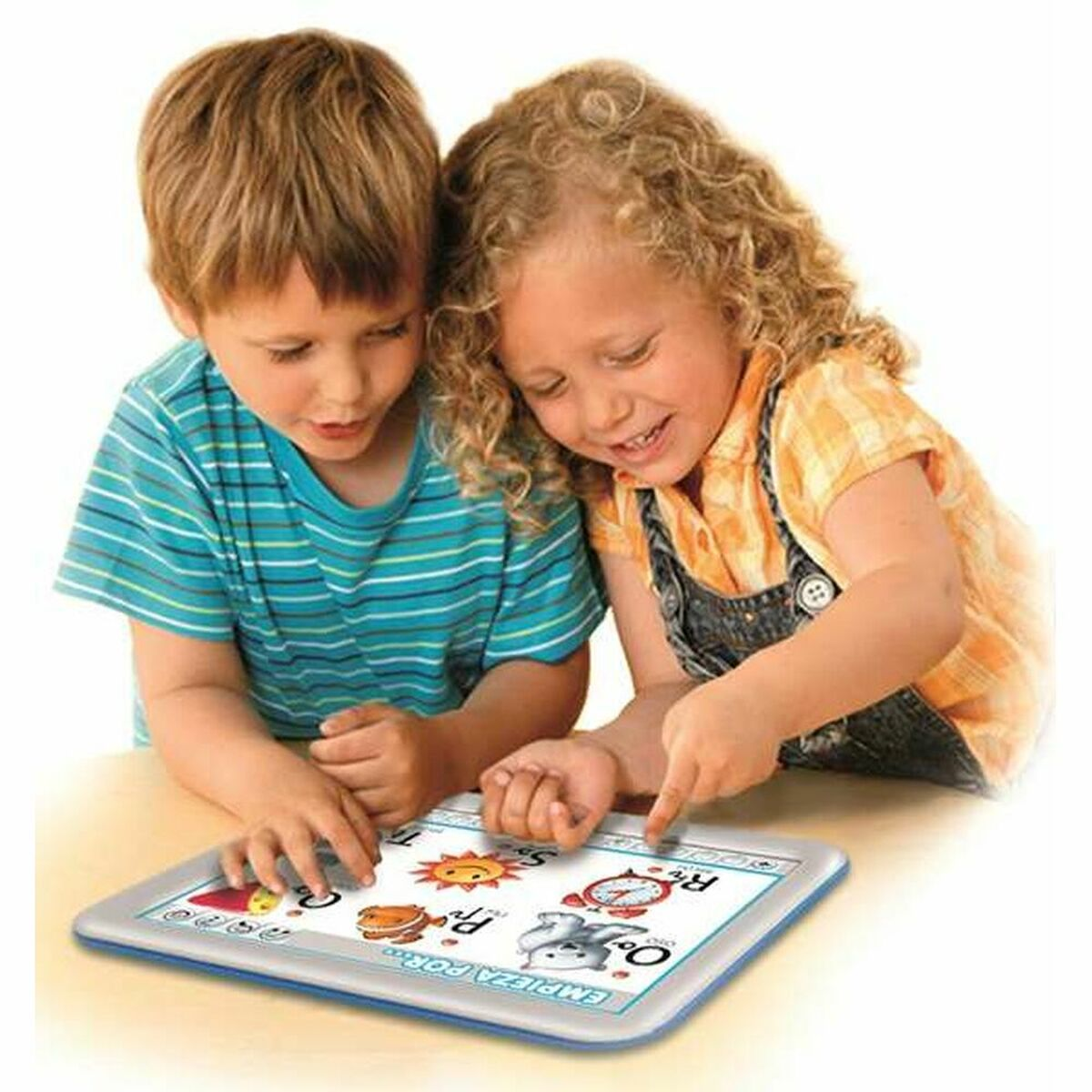 Zwei Kinder schauen auf ein Lernspielzeug mit Buchstaben und Bildern.