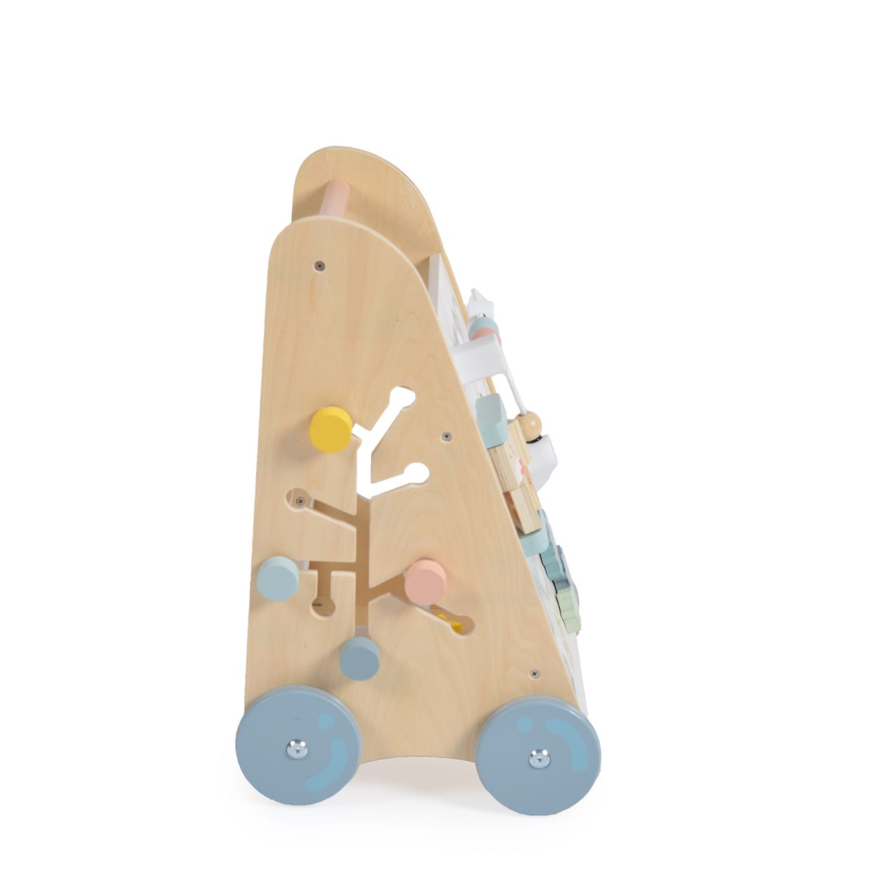 Ein hölzerner Lauflernwagen mit bunten Spielzeugteilen und Rädern.