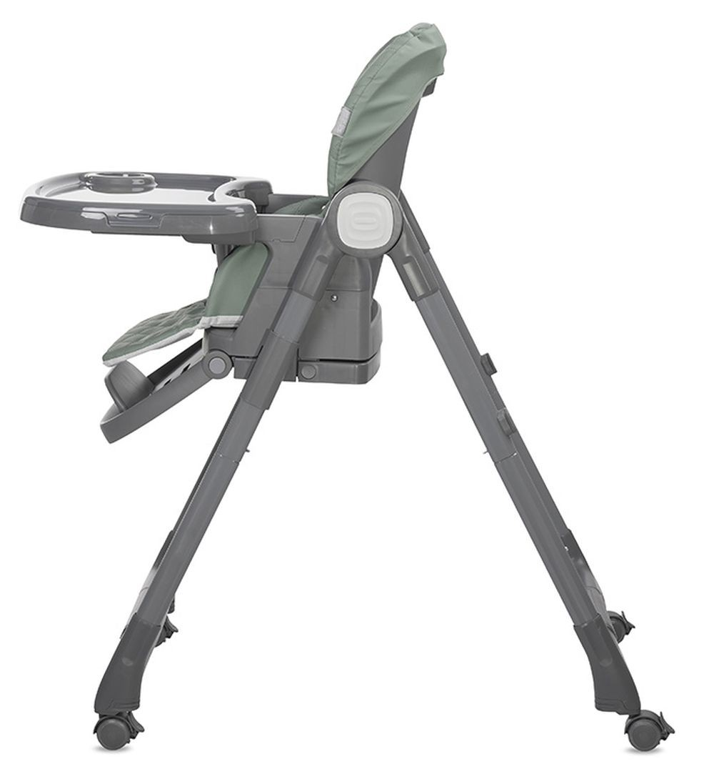 Ein grauer Hochstuhl mit grünen Polstern und einem abnehmbaren Tablett.