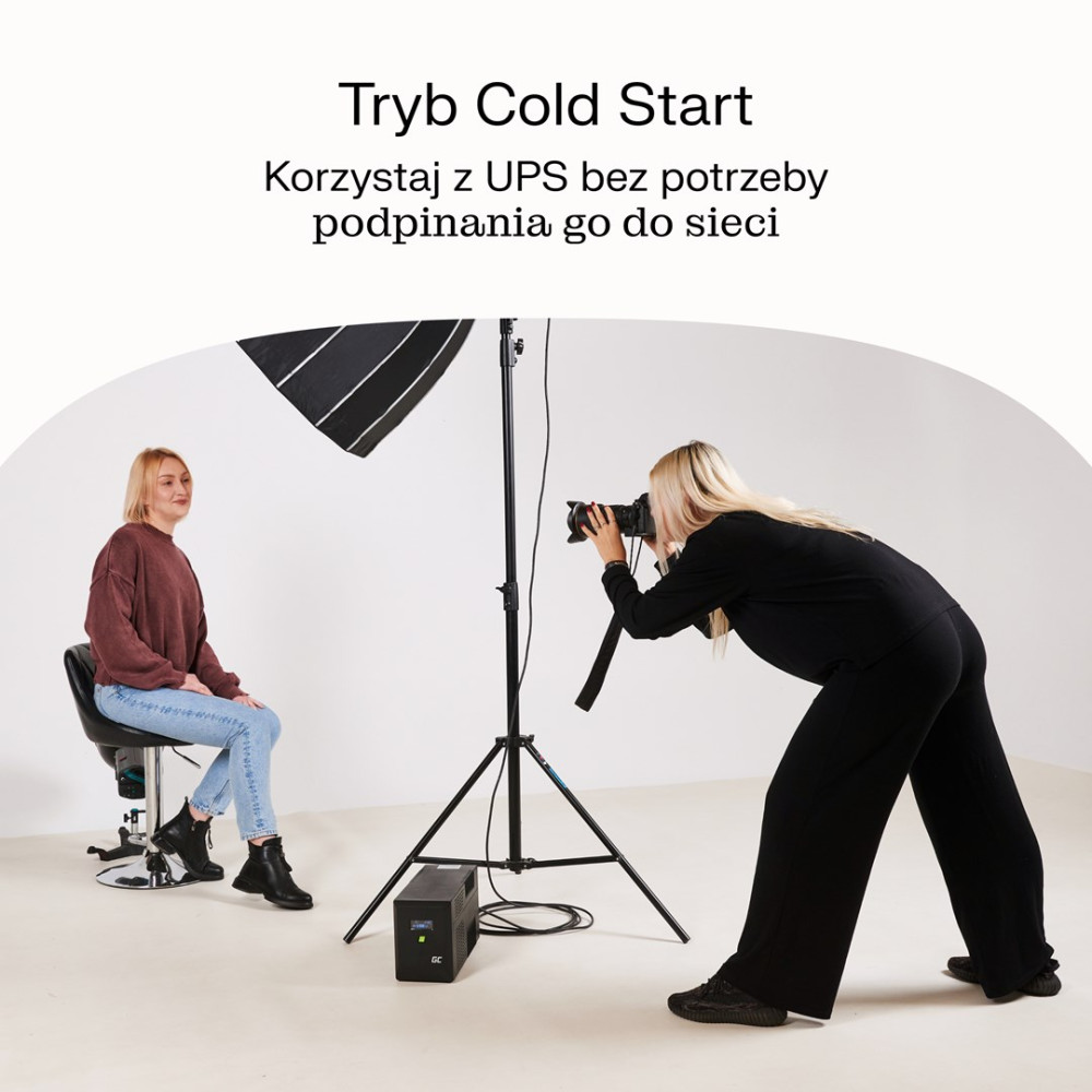 Fotografka z aparatem celuje w kobietę siedzącą na krześle. Ujęcie studyjne.