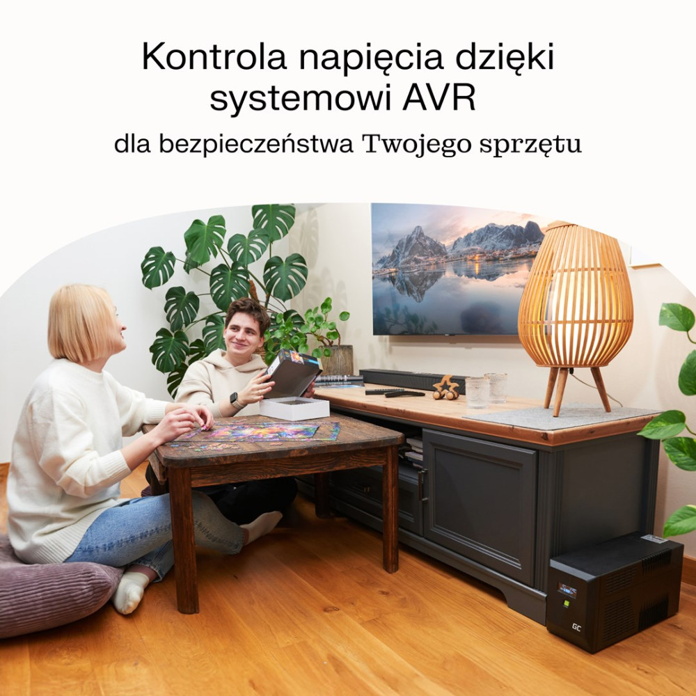 Dwie osoby układają puzzle w salonie z telewizorem i zasilaczem UPS.