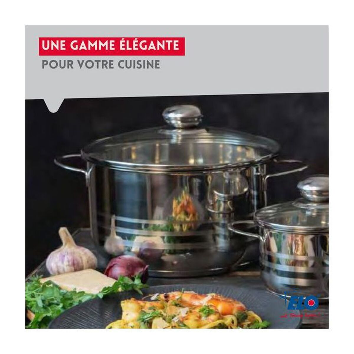 Edle Kochgeschirre mit Glasdeckeln, daneben Pasta mit Garnelen und Zutaten.