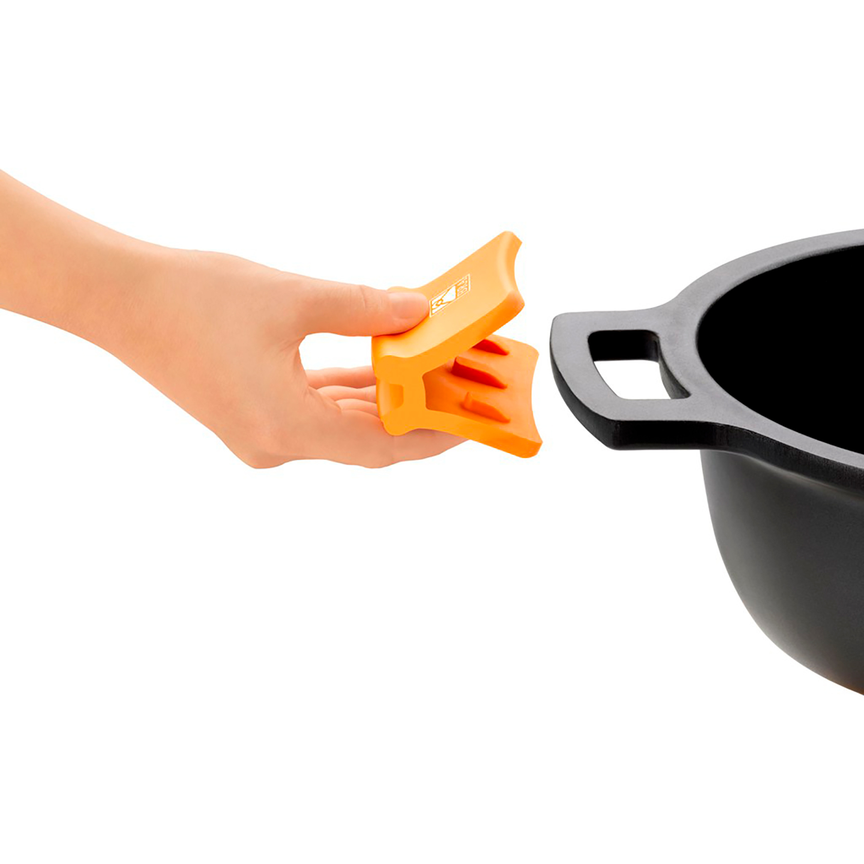Mano sujetando agarradera naranja cerca de olla negra.