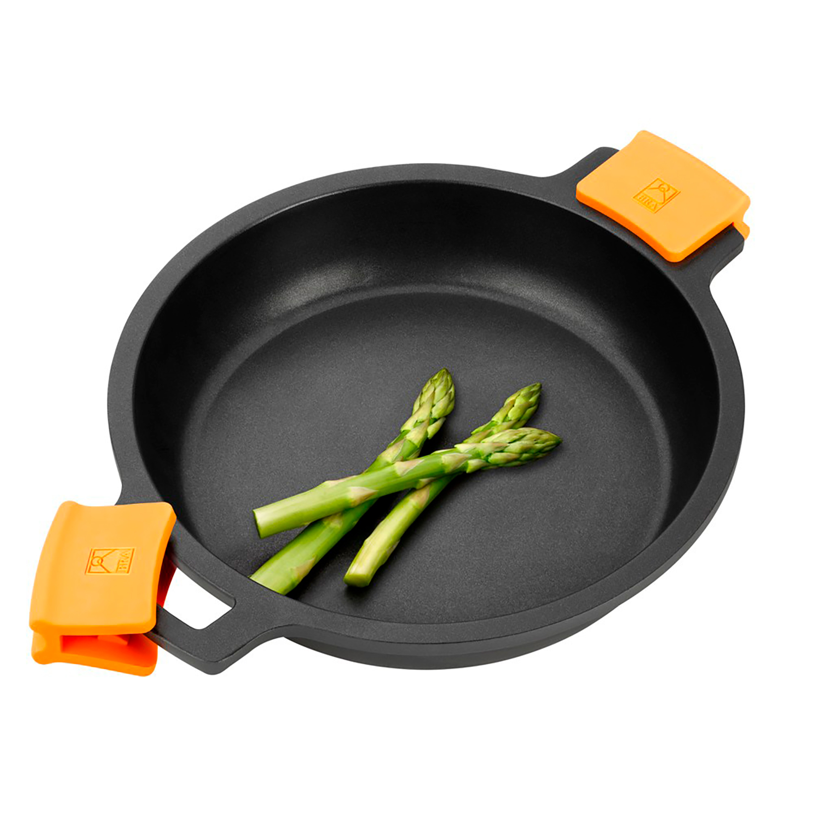 Sartén negra con dos espárragos verdes y protectores de mango naranjas.