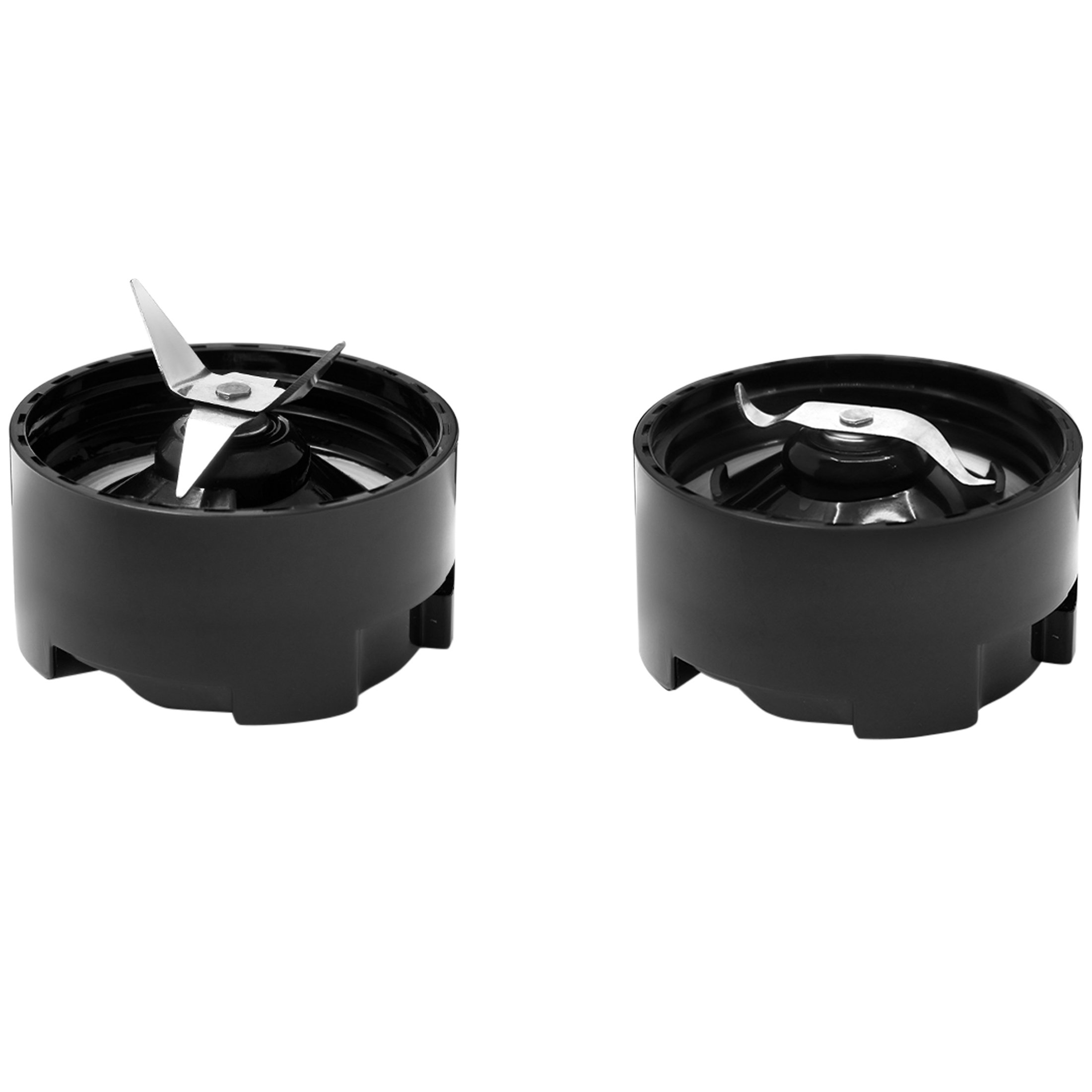 Twee zwarte blender mesopzetstukken met zilveren messen naast elkaar.