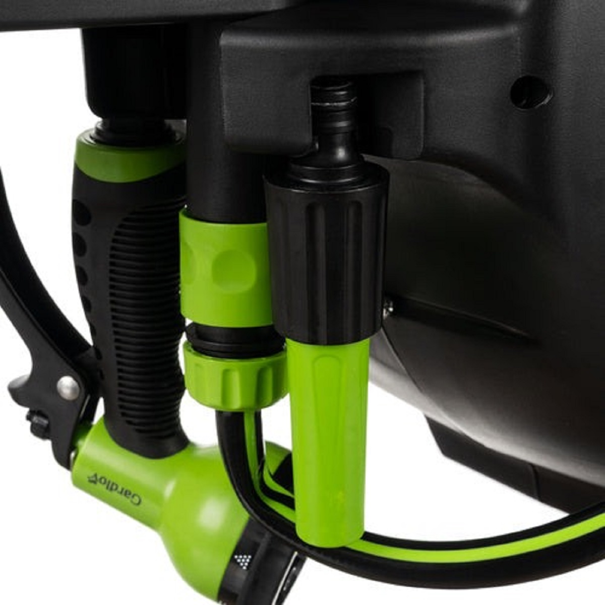 Conector de manguera de jardín verde con carcasa negra y manguera.