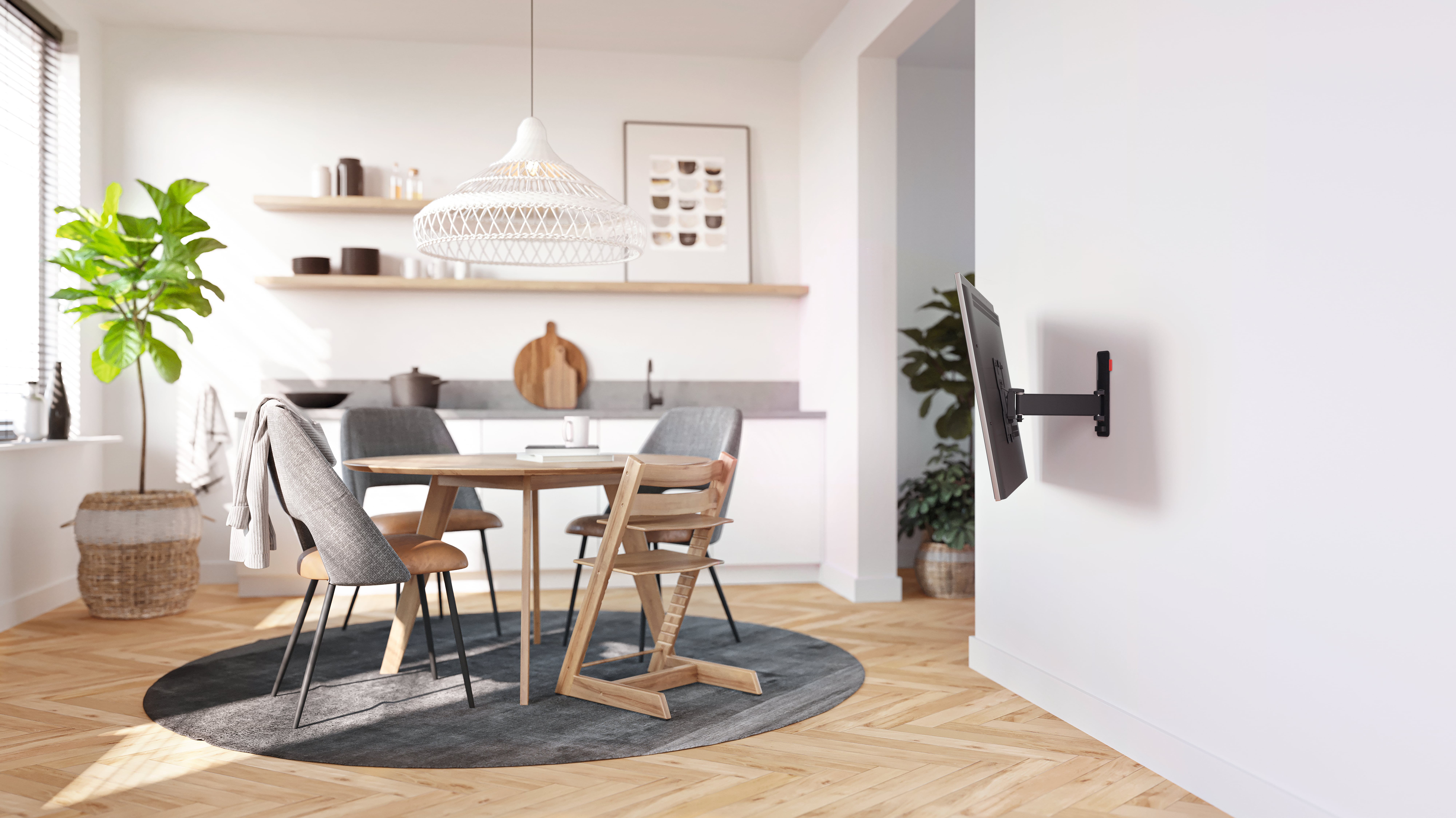 Nowoczesna jadalnia ze drewnianym stołem, krzesłami i telewizorem na ścianie.