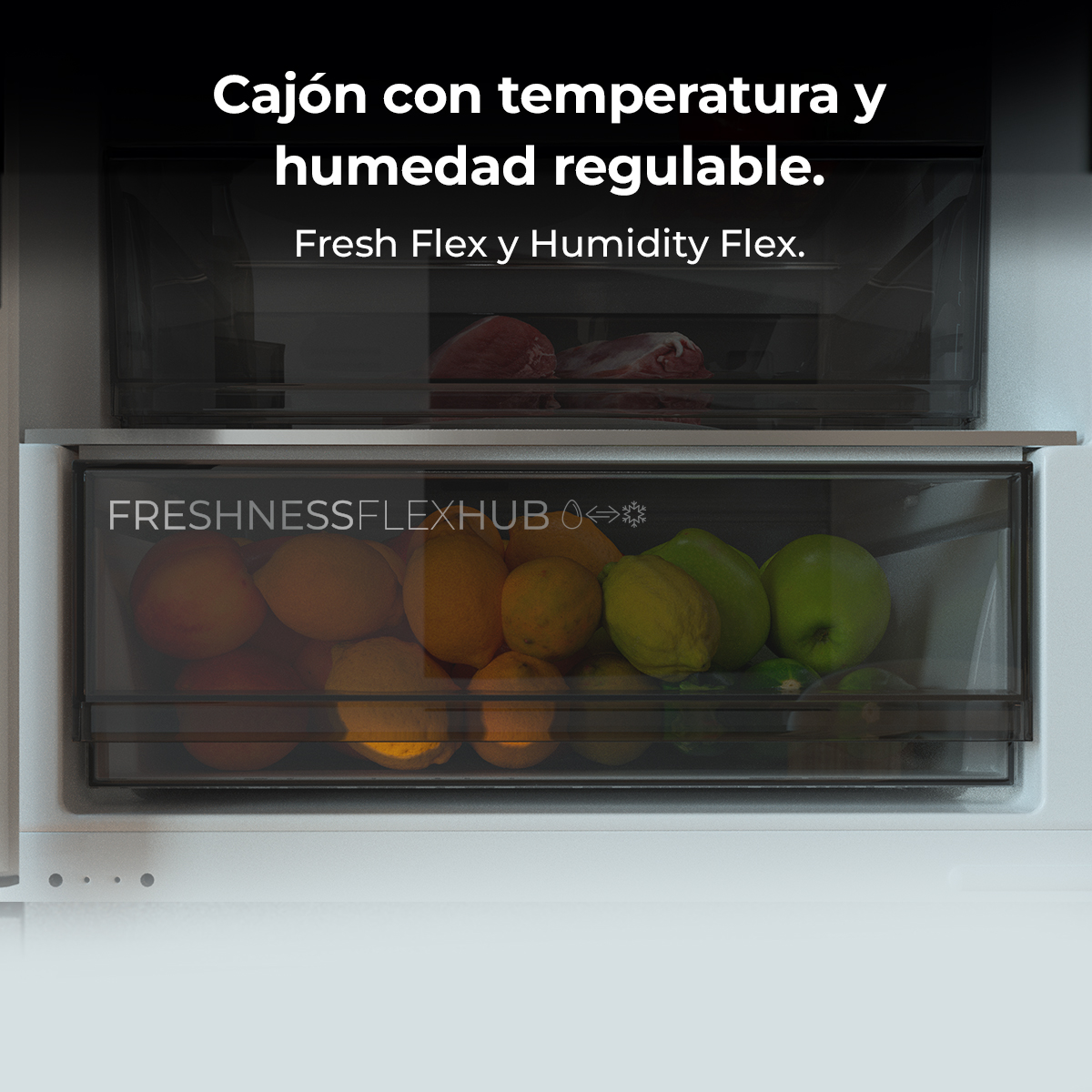 Un cajón de refrigerador con carne y otro con frutas como naranjas, limones y manzanas.