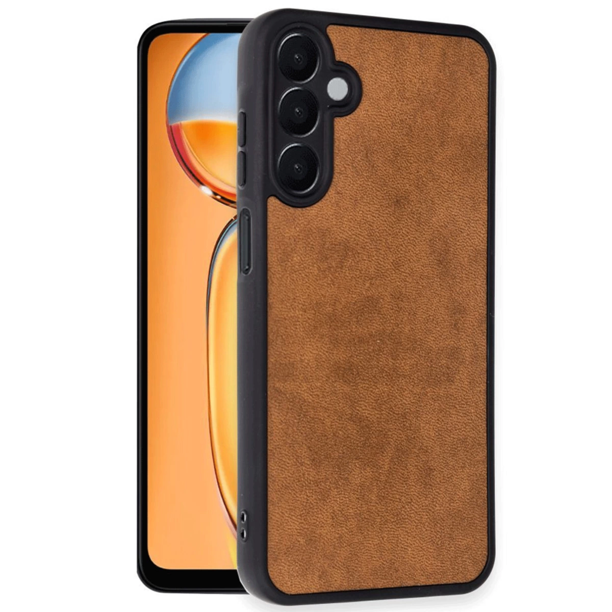 Kamera modüllü kahverengi telefon kılıfı bir akıllı telefonun yanında duruyor.