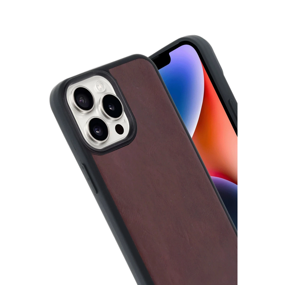 Telefondaki kamera sistemli kahverengi telefon kılıfı.