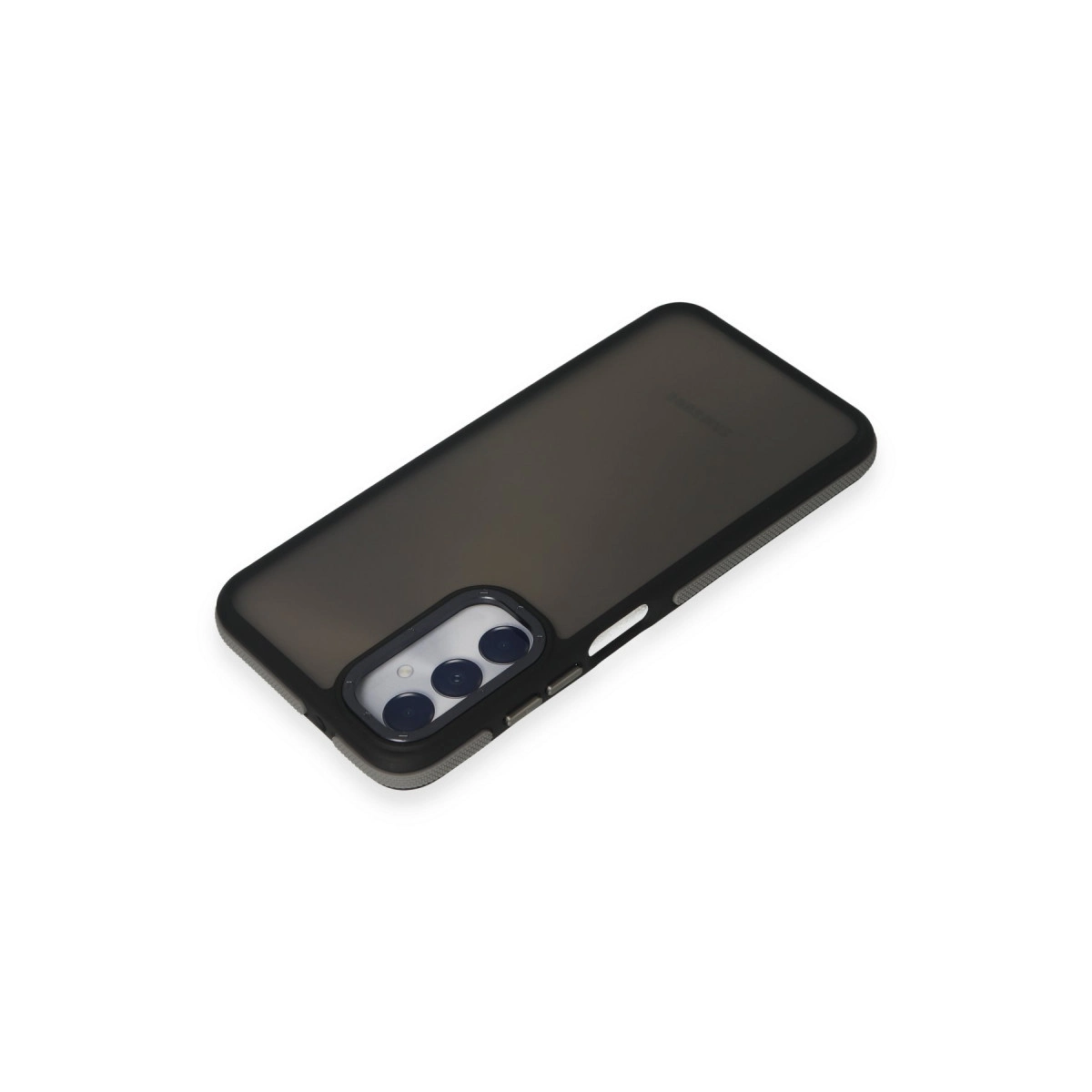 Arkada üç kamera lensi bulunan koyu gri kauçuk telefon kılıfı.