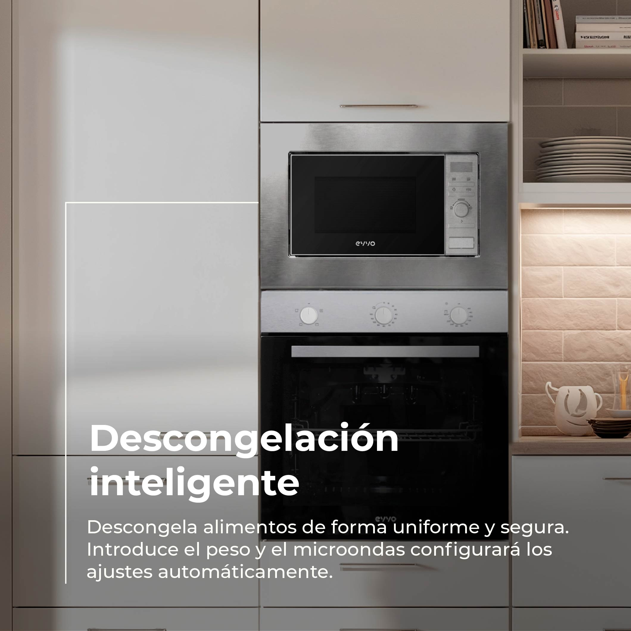 Un moderno horno empotrado con microondas y mandos.