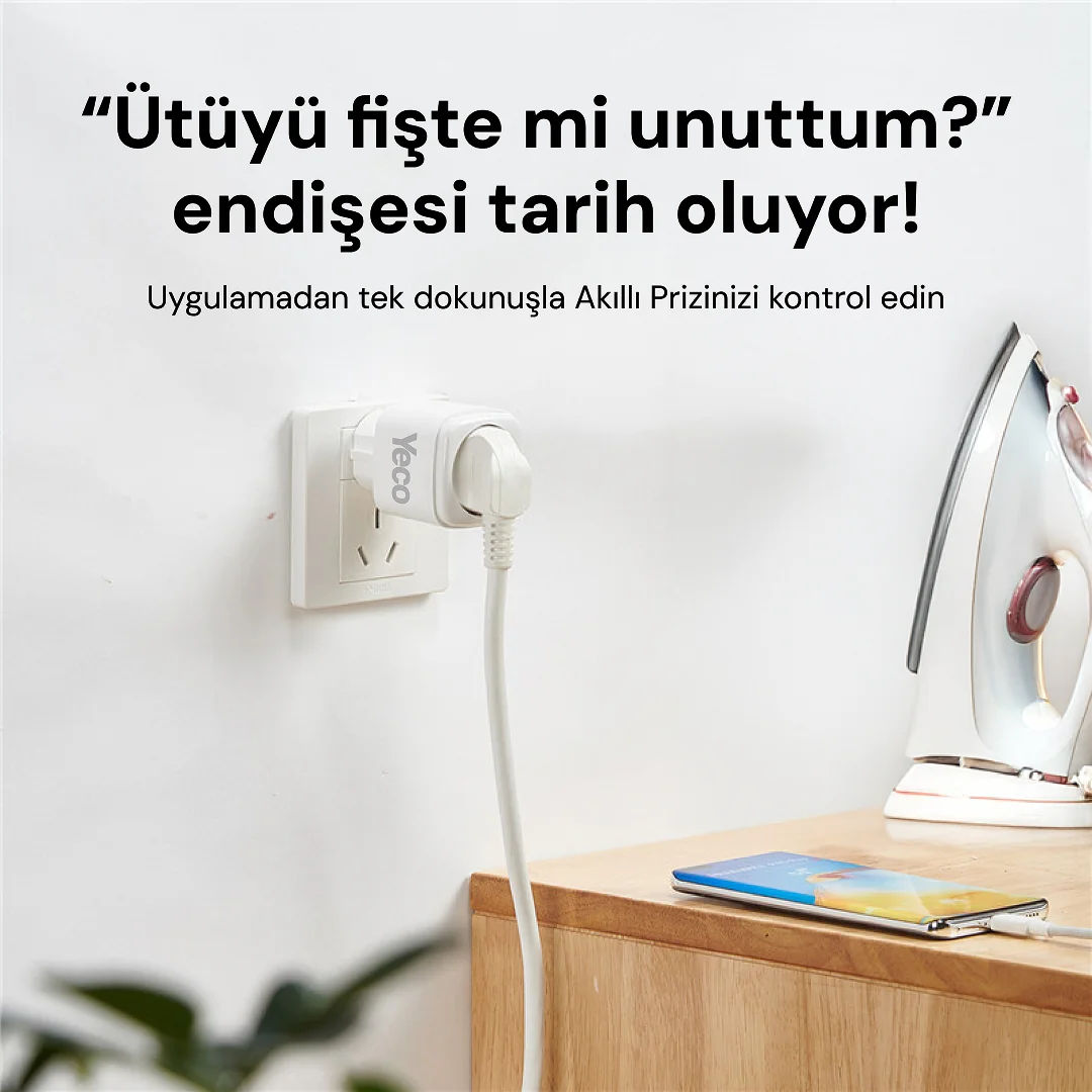 Beyaz akıllı priz, bir ütü ve telefonun yanında duvarda takılı.