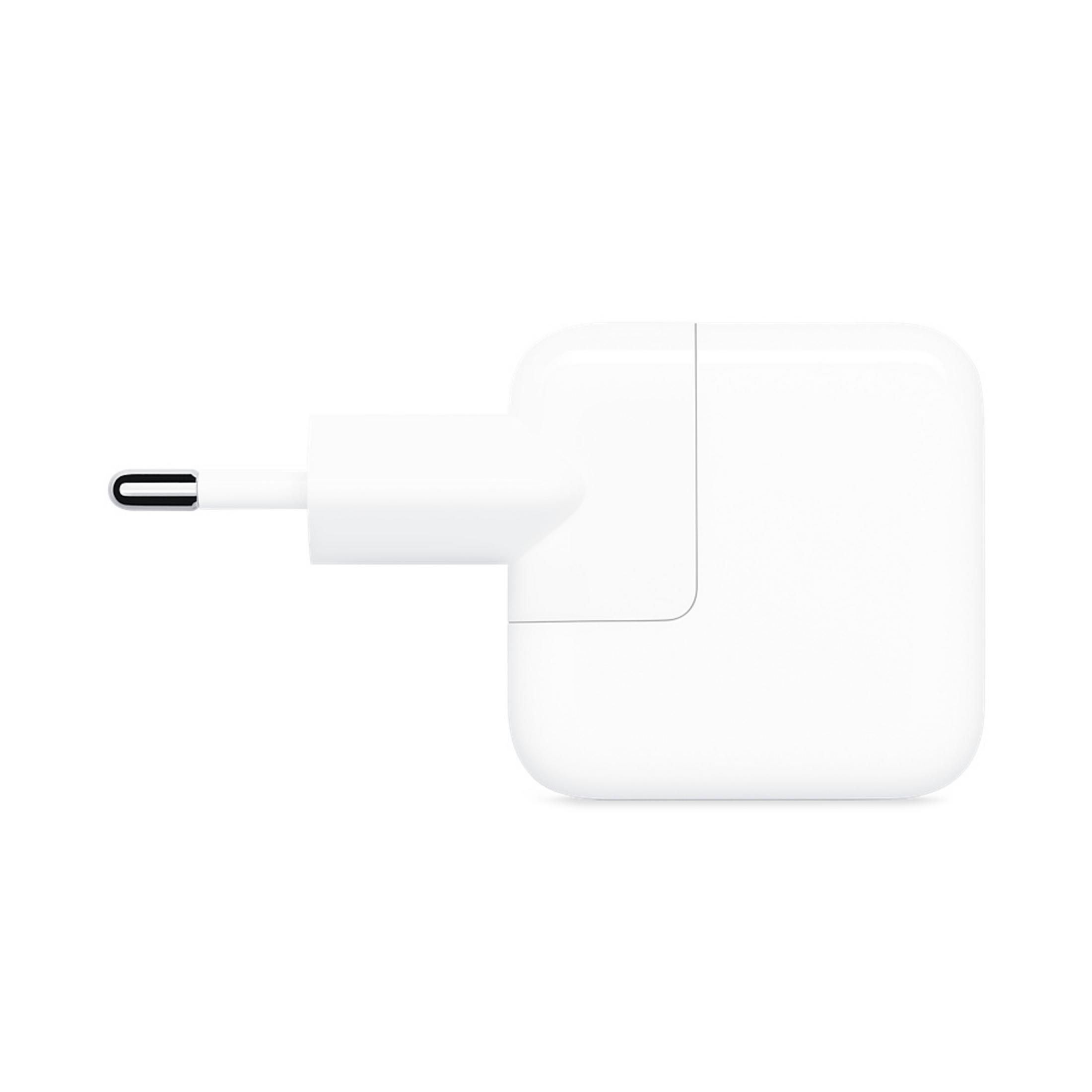 USB-C bağlantı noktalı beyaz güç adaptörü.